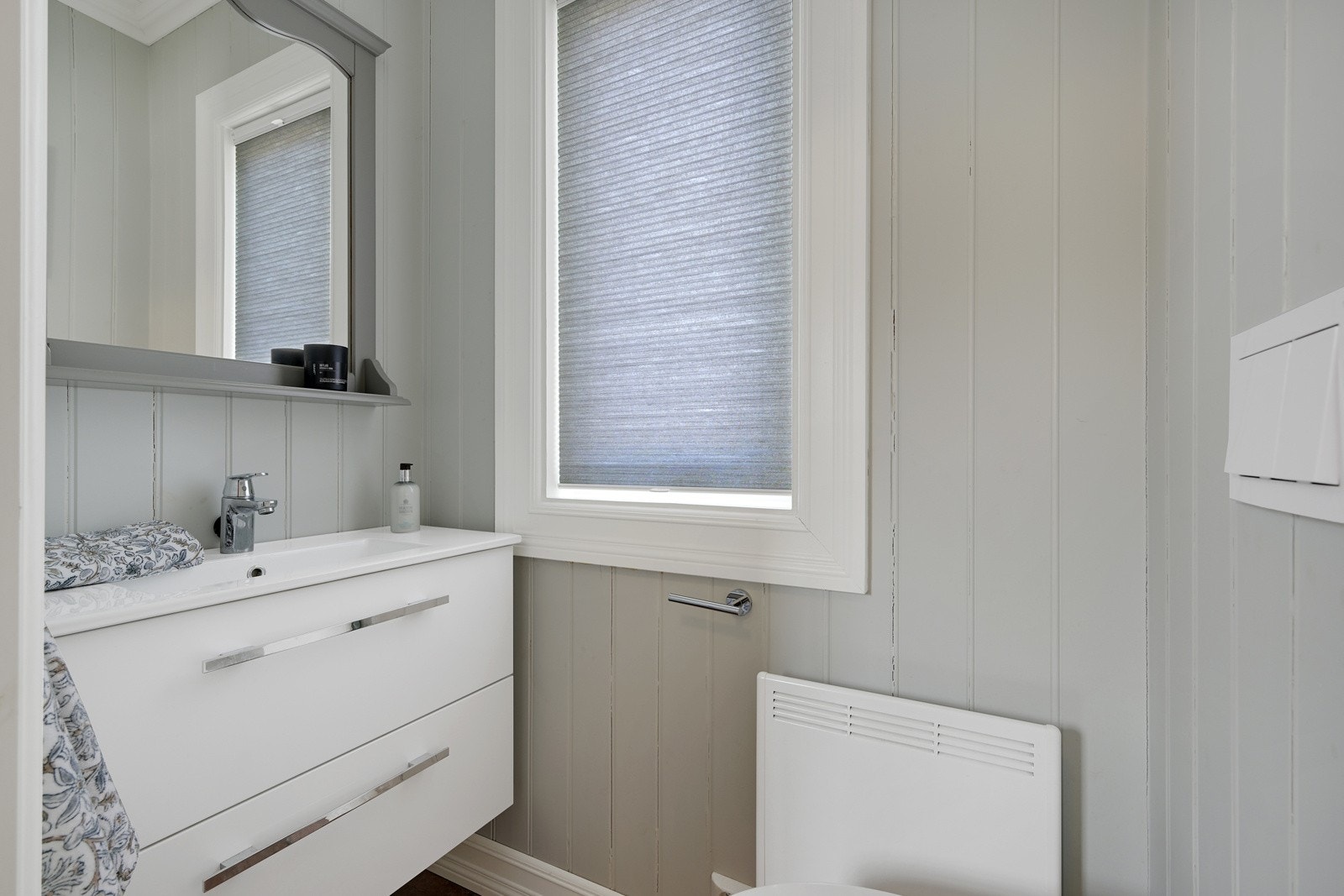 I tilknytning til entreen finner vi et nyoppuset wc-rom med vindu Galleribilde