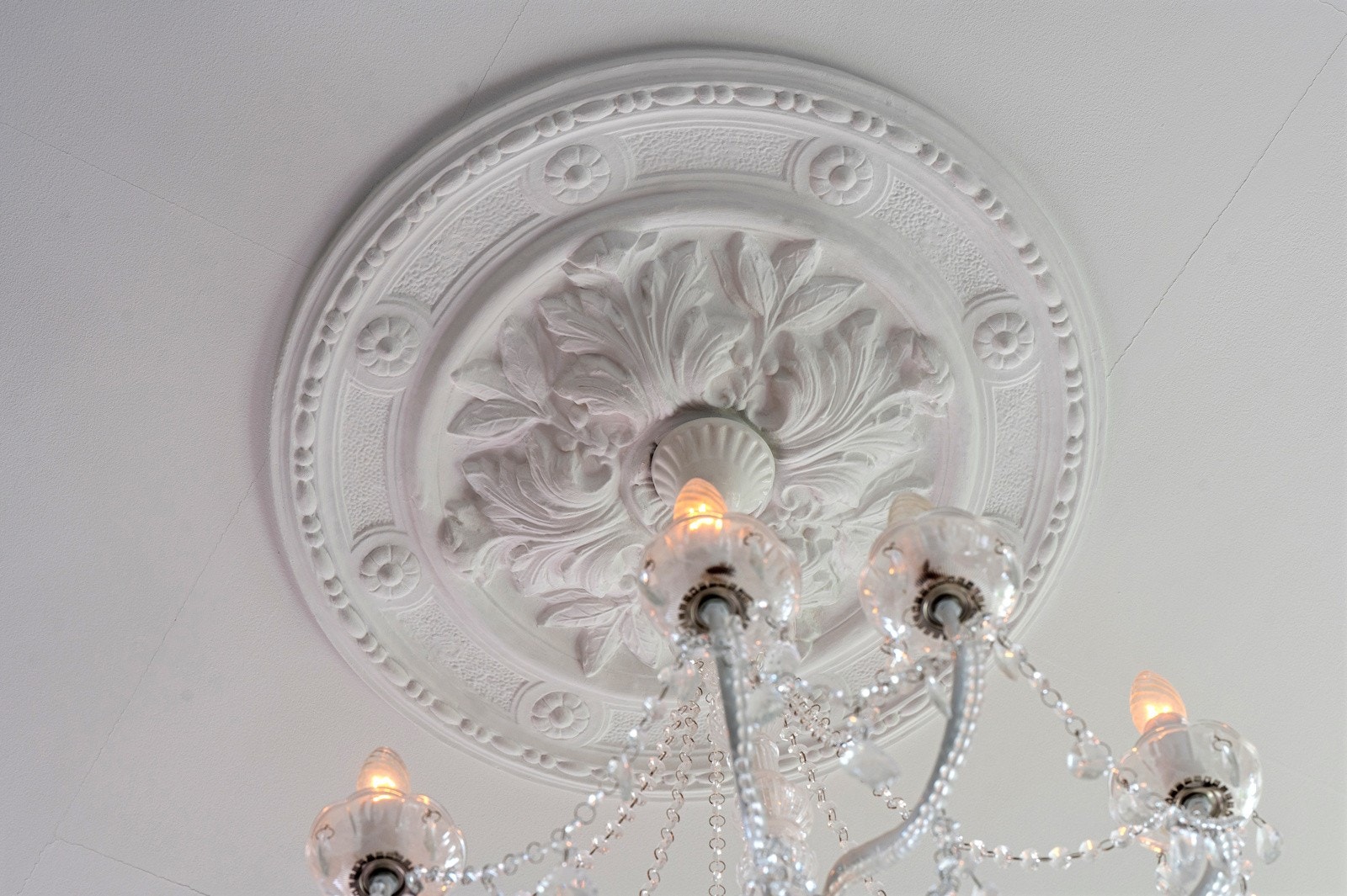 Gipsrosetter i begge stuene - lysekroner kan eventuelt kjøpes av selger Galleribilde