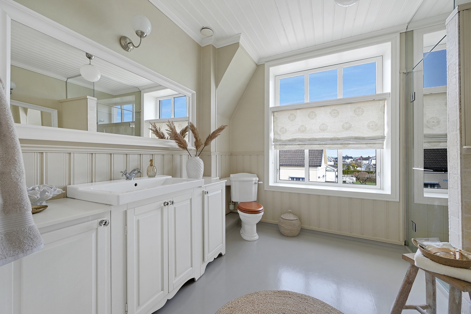 Boligen har to store bad - dette er badet som ligger i tilknytning til soverommene Galleribilde