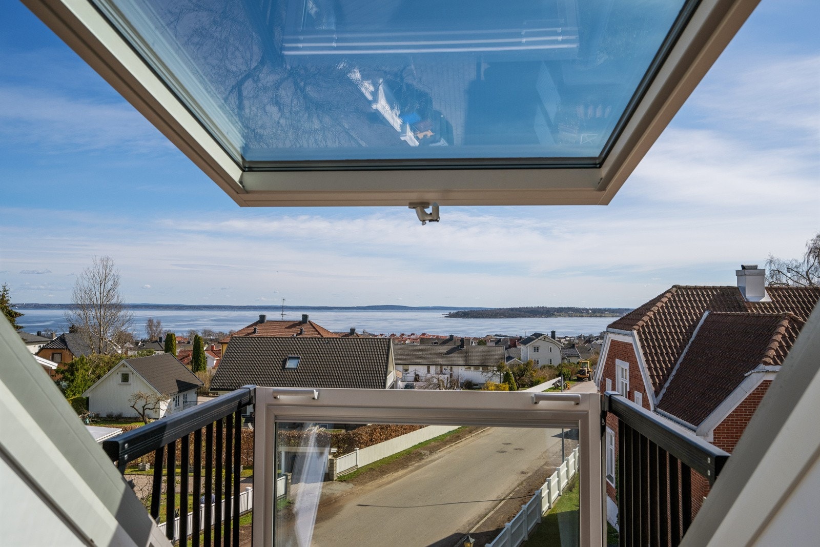 Det største vinduet har en smart løsning med utfellbar balkong Galleribilde