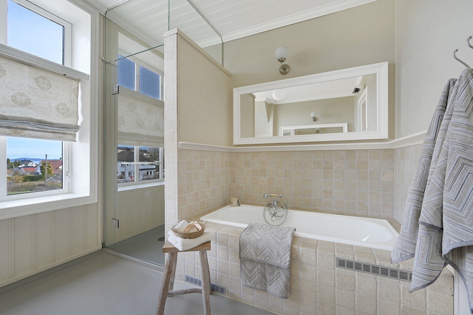 På det romslige badet er det både badebar og dusjnisje Galleribilde