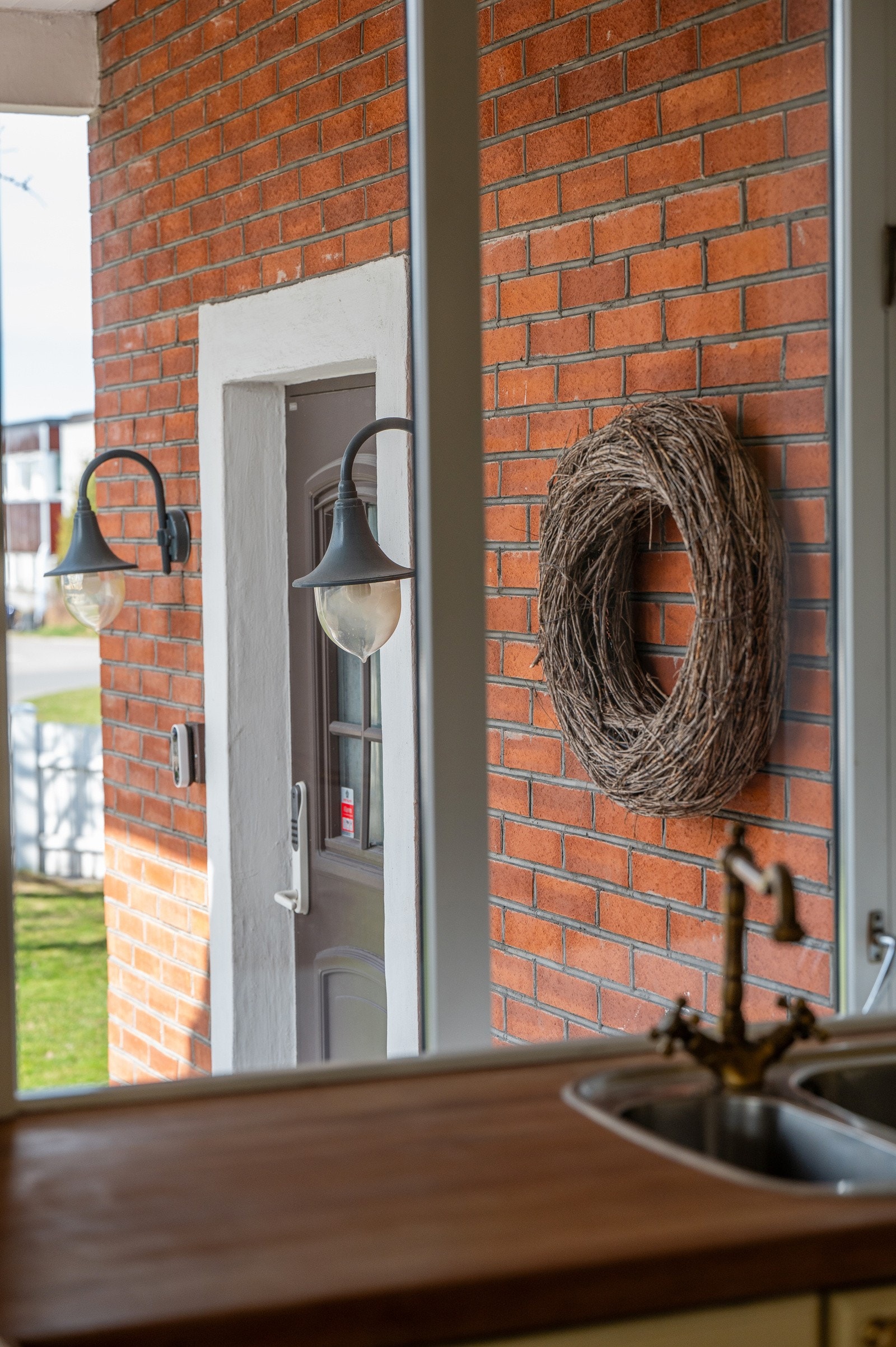 Utsikt fra kjøkkenbenken og til inngangspartiet Galleribilde