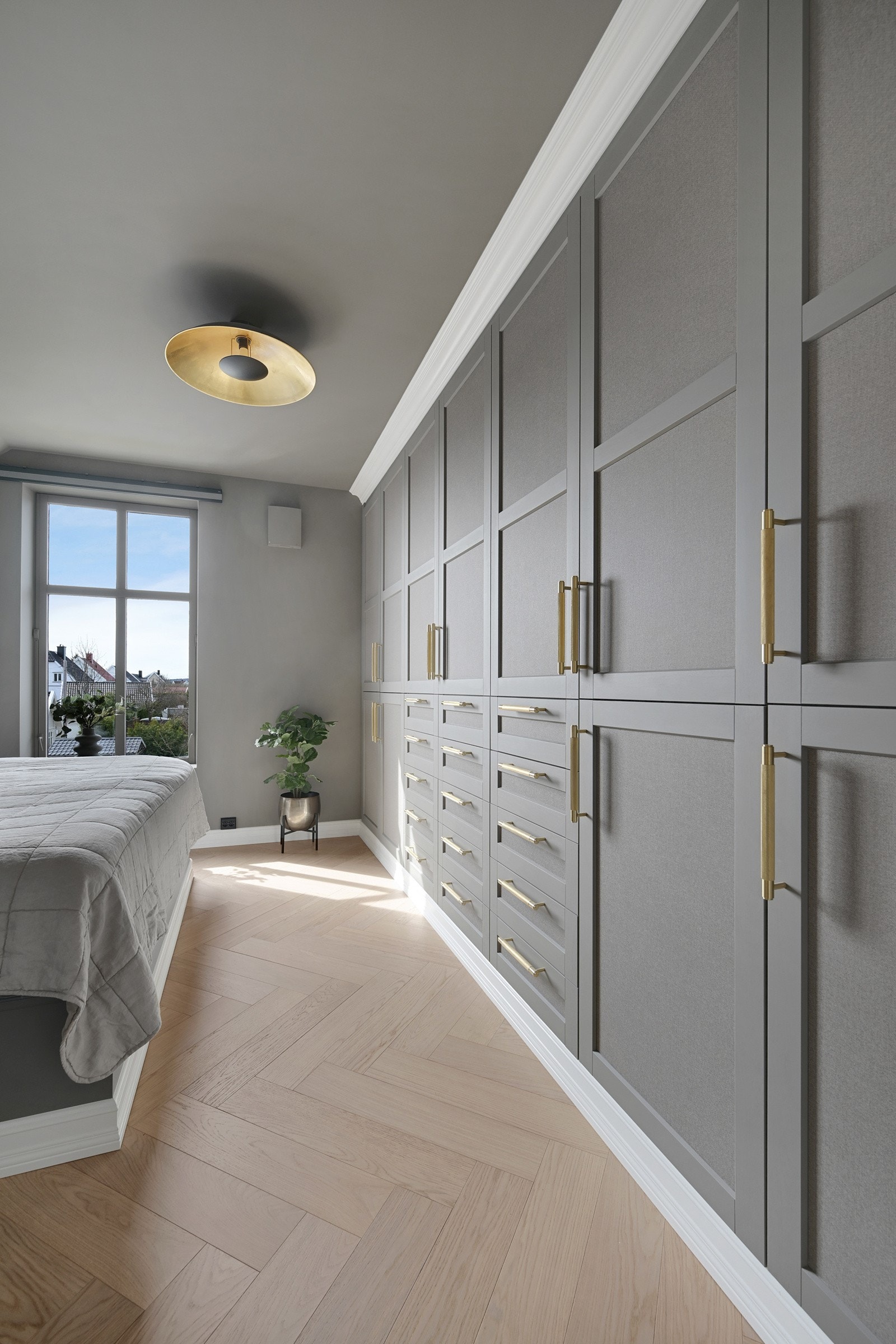 Fiskebensmønstret eikeparkett med varme. Elektrisk plissègardiner og miniventilator som gir god og frisk luft. Galleribilde