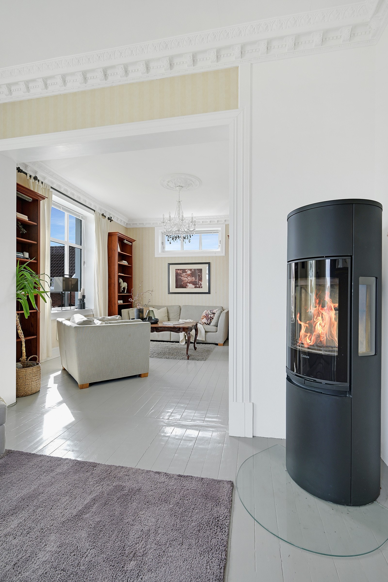 Med både rentbrennende peisovn, rehabilitert pipe og varmepume er vi klare for en ny vinter - men det er lenge til.. Galleribilde