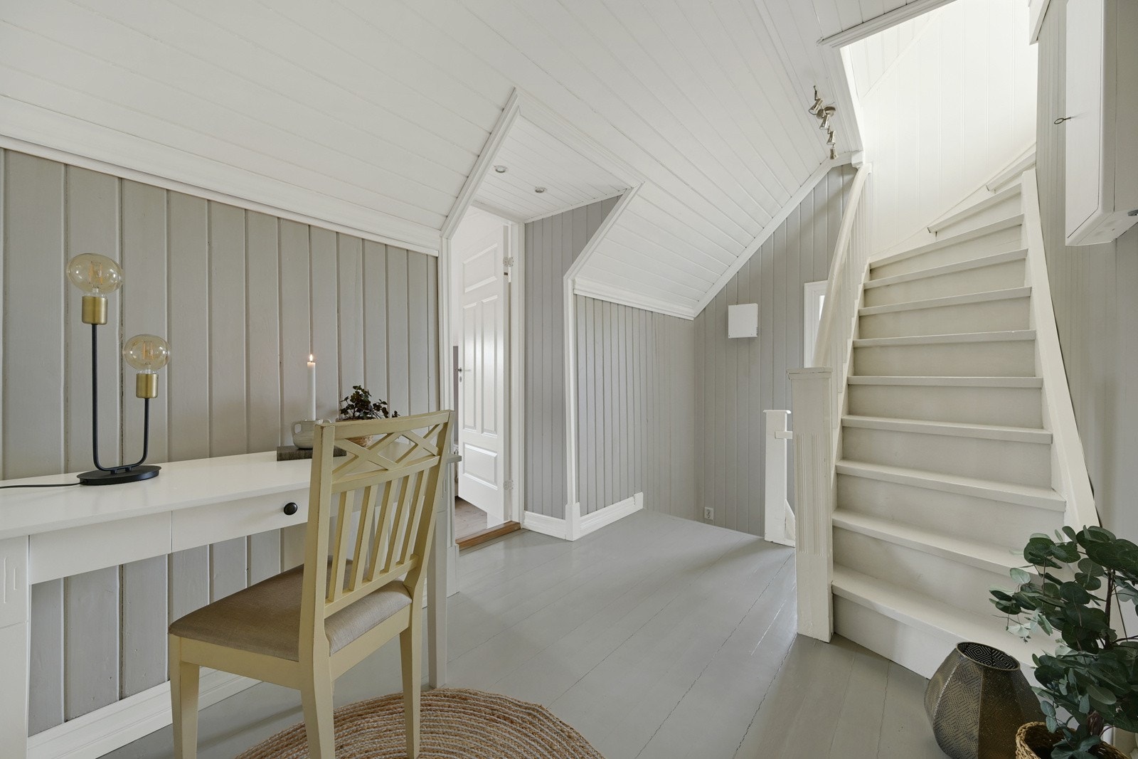 Da er vi i soveromsgangen og fortsetter opp til loftsetasjen Galleribilde