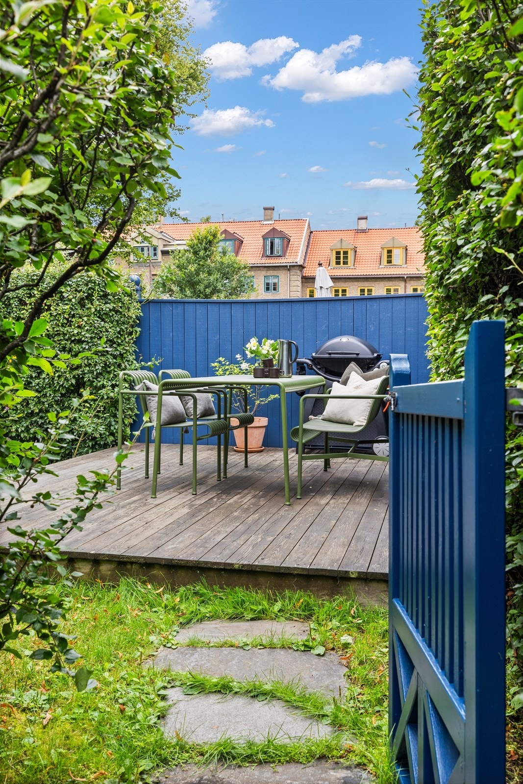 Uteplassen er en fredelig og skjermet oase - perfekt for late sommerdager og sosiale sammenkomster. Her kan du nyte solen fra morgen til kveld! Galleribilde