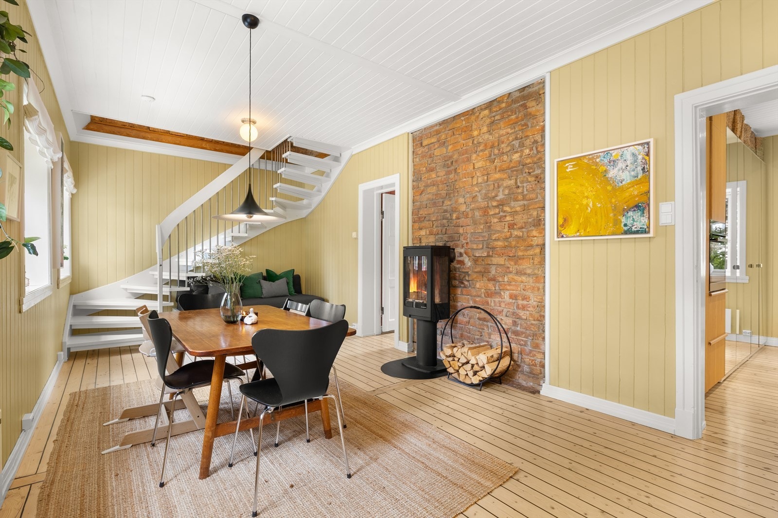Kombinasjonen av moderne løsninger og originale detaljer gir spisestuen en helt egen ro og varme. Galleribilde