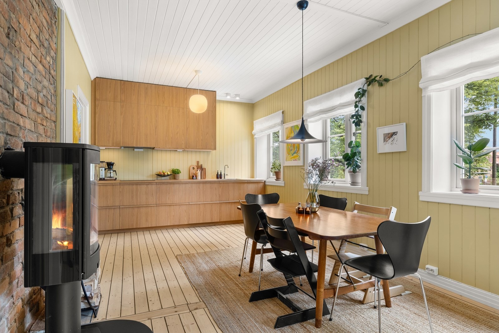 Kjøkkenet er utstyrt med integrerte hvitevarer som oppvaskmaskin, kjøl/frys og stekeovn med platetopp, samt kullfilterventilator. Automatisk vannstopper og komfyrvakt er på plass. Galleribilde