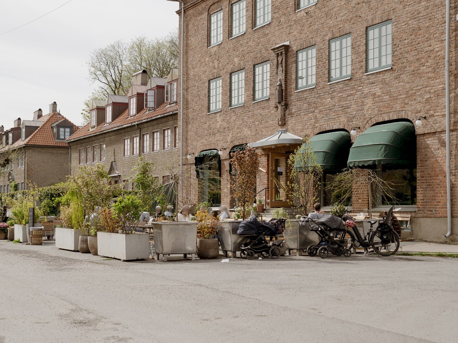Åpent Bakeri er en lokal perle som har blitt et populært stoppested for både nabolagets beboere og besøkende. Med sitt rykte for å tilby ferskt og velsmakende bakverk, er dette stedet hvor du kan nyte nybakte brød, kaker og andre deilige småretter. Galleribilde