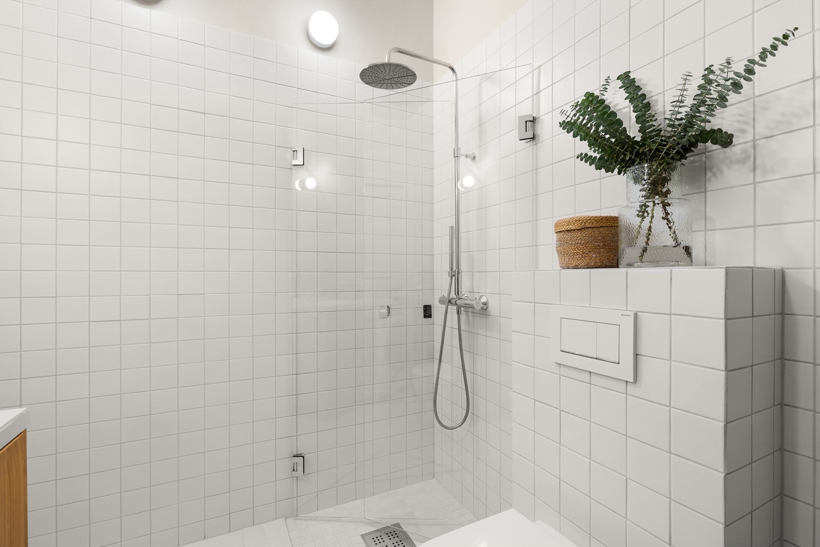 Den romslige dusjsonen har innfelt glassvegg og takmontert regndusj for ekstra komfort. Galleribilde