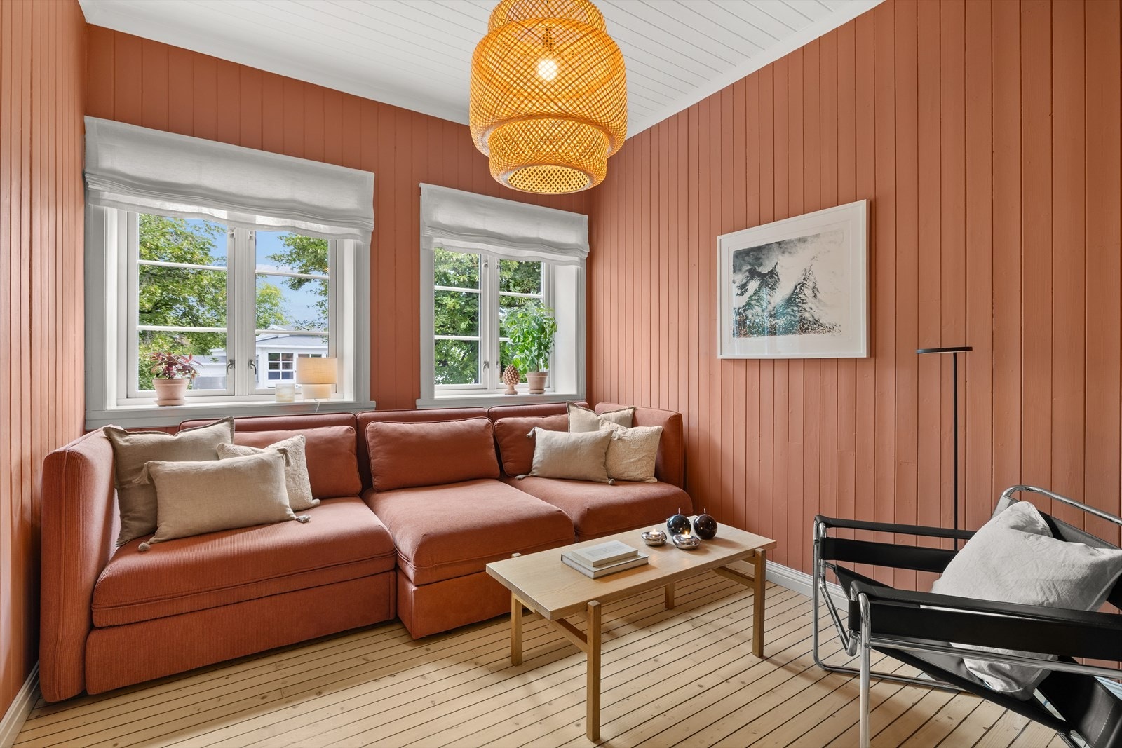 TV-stuen ligger i tilknytning til kjøkken og spisestue, men har en mer tilbaketrukket og rolig atmosfære - perfekt til koselige kvelder, gjesterom eller lekerom. Galleribilde