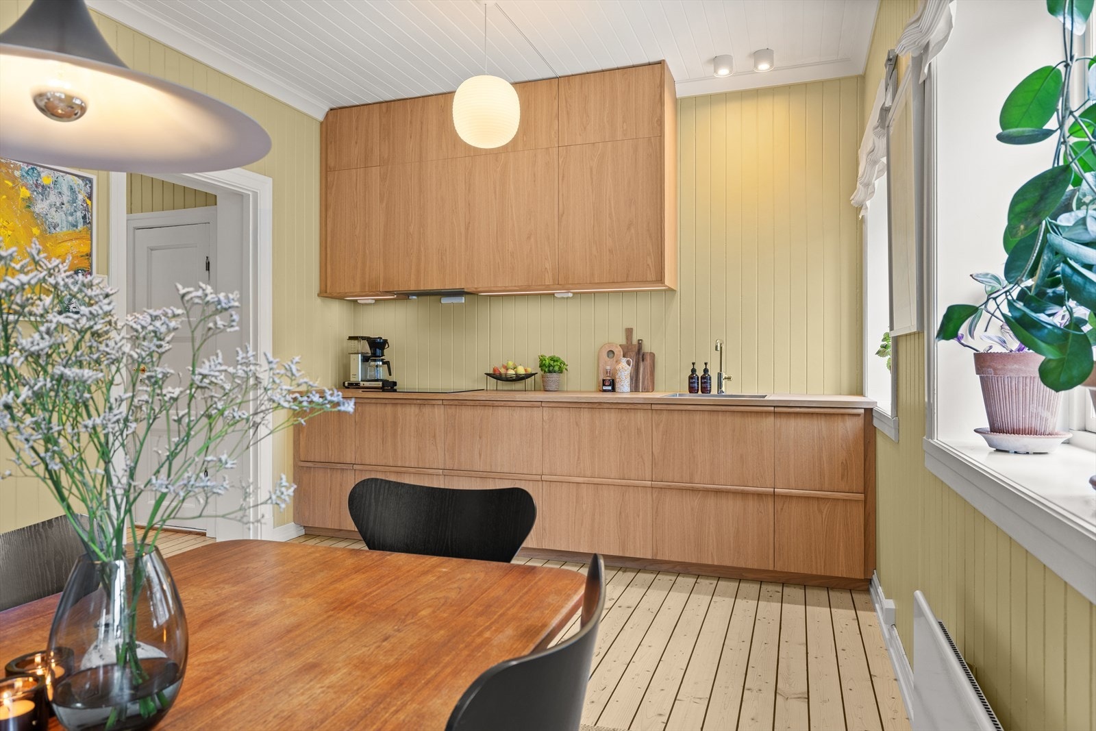 Innredningen er fra IKEA (2021) med spesialbestilte eikefronter og eikebenkeplate. Galleribilde