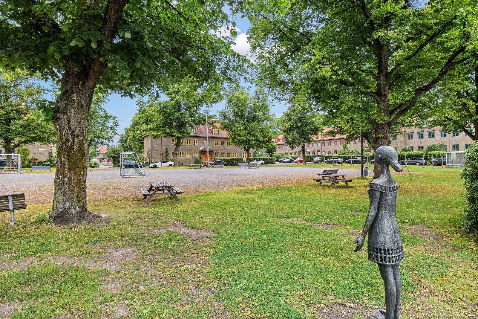 Lille Tøyen Hageby er et arkitektonisk smykke fra 1920-tallet, kjent for sine brosteinsgater, frodige fellesarealer og et unikt nabolag preget av ro, historie og nærhet til alt byen har å by på. Galleribilde