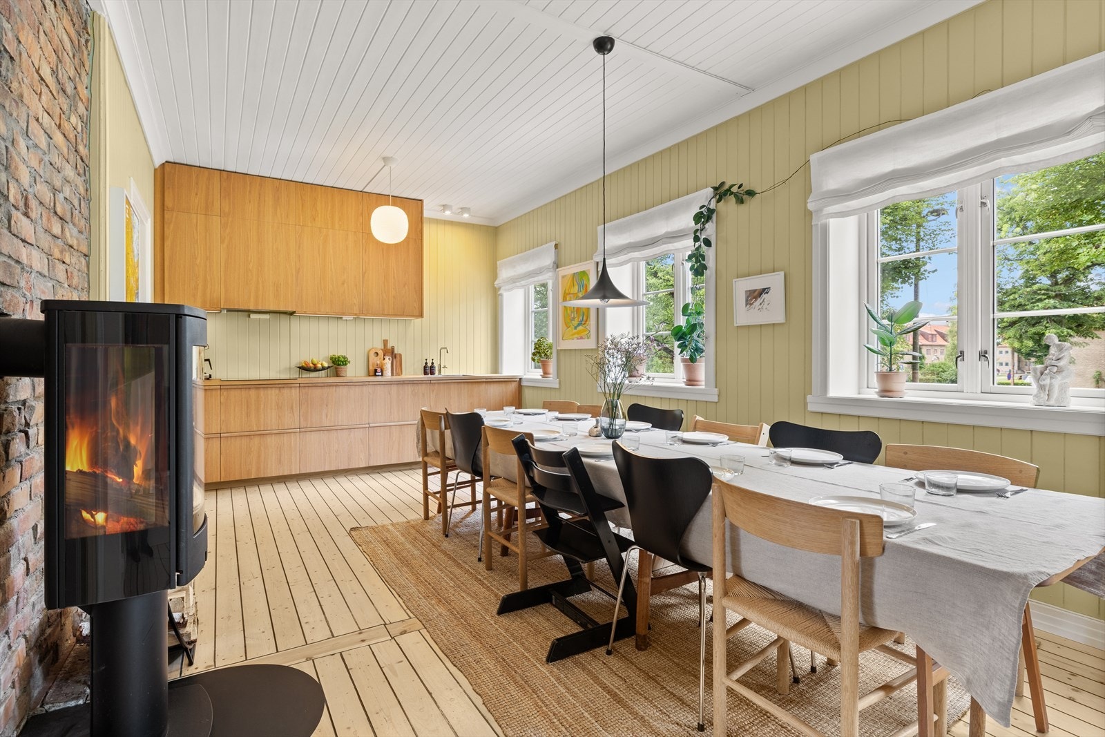 Spisestuen er hjertet i boligen - en luftig og stemningsfull sone med god plass til et stort langbord. Galleribilde