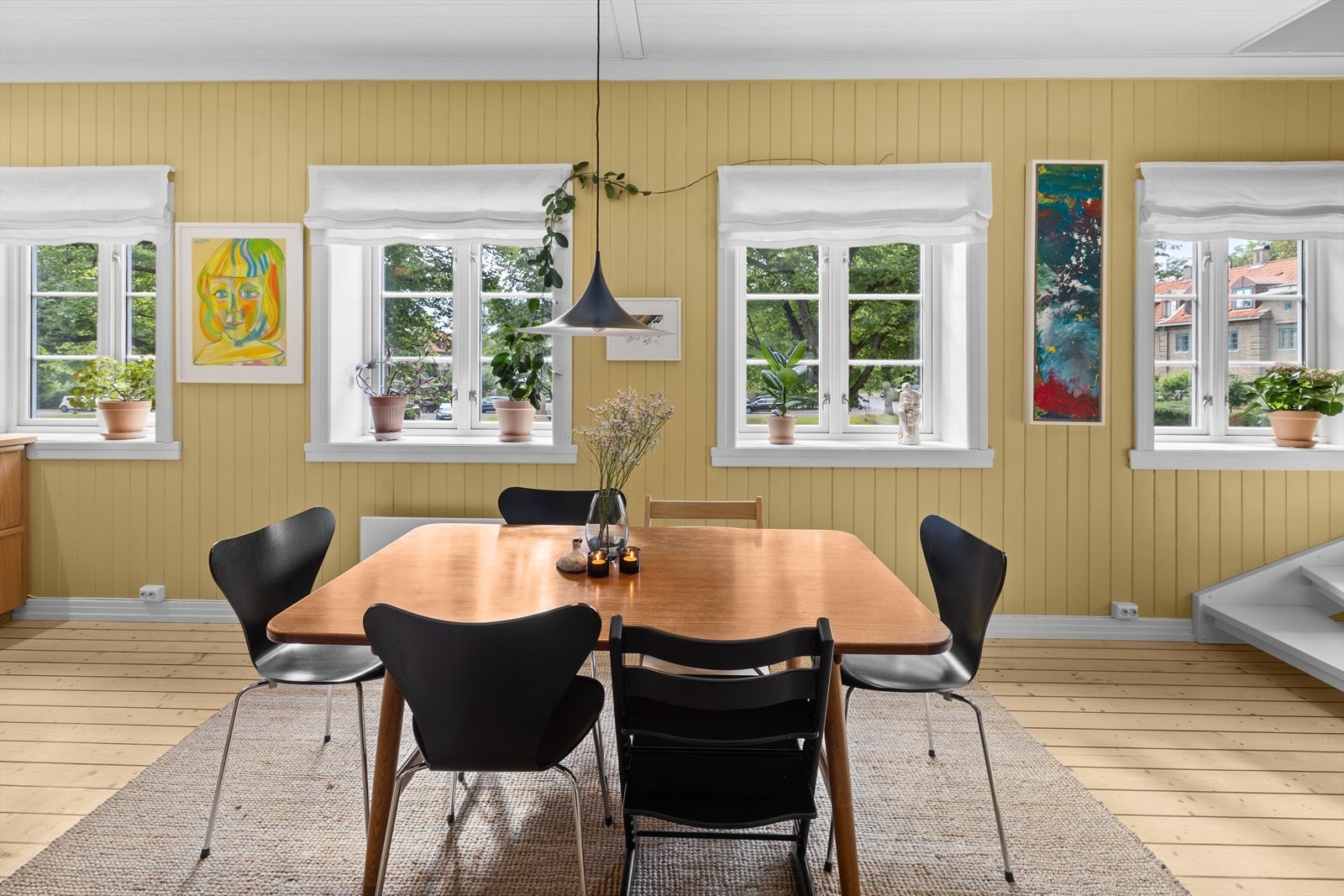 Vakre vinduer med dype karmer og pent utsyn. Galleribilde
