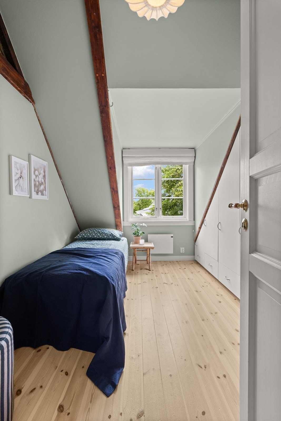 Soverom 2 er smart innredet med plassbygde, ekstra dype garderobeskap og en tilpasset skriveplass, perfekt for både oppbevaring og hjemmearbeid. Galleribilde