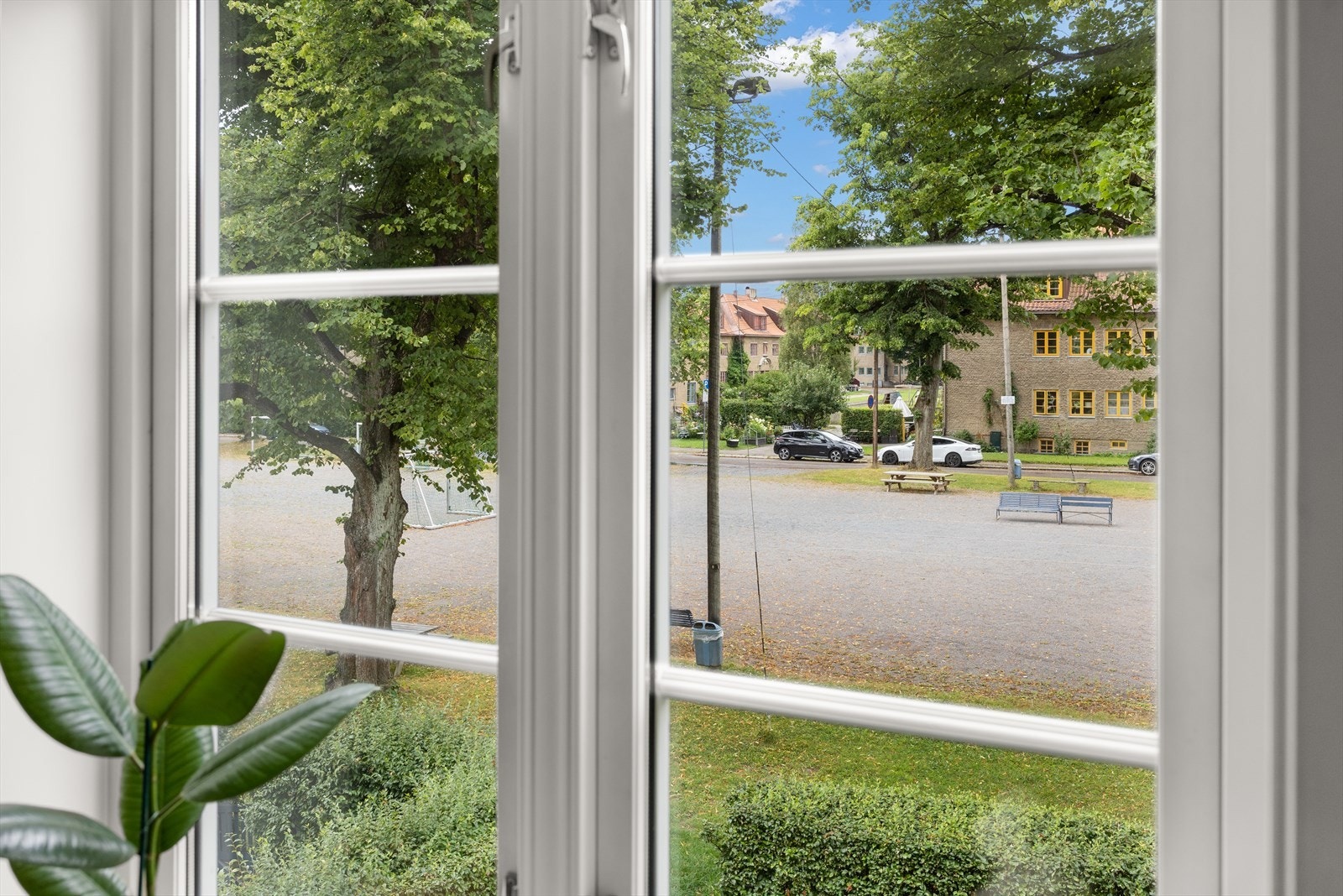Rommet oppleves luftig og innbydende, med fire store vinduer som slipper inn mye naturlig lys. Galleribilde