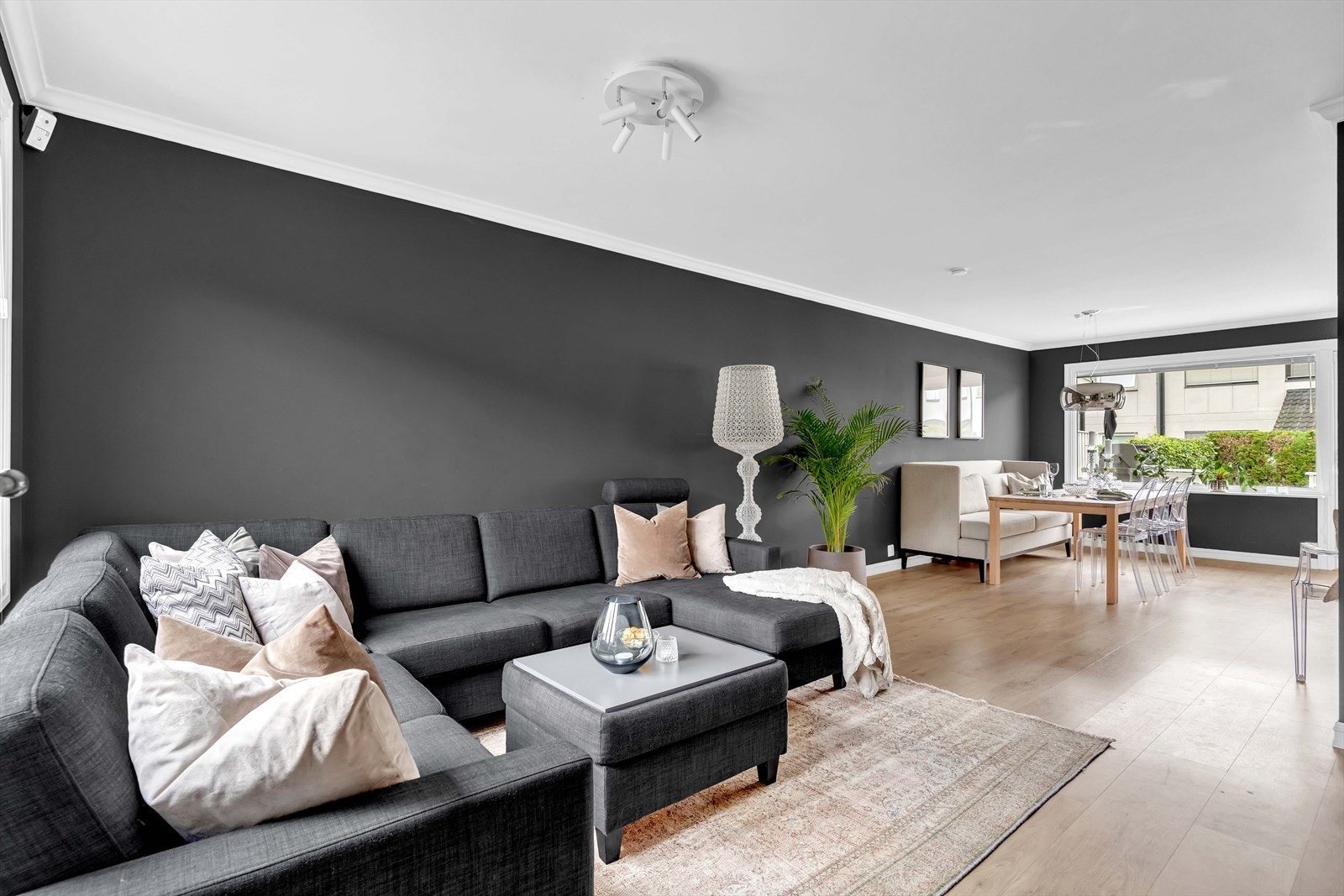 Store vindusflater sørger for at rommet oppleves luftig og lyst. Galleribilde