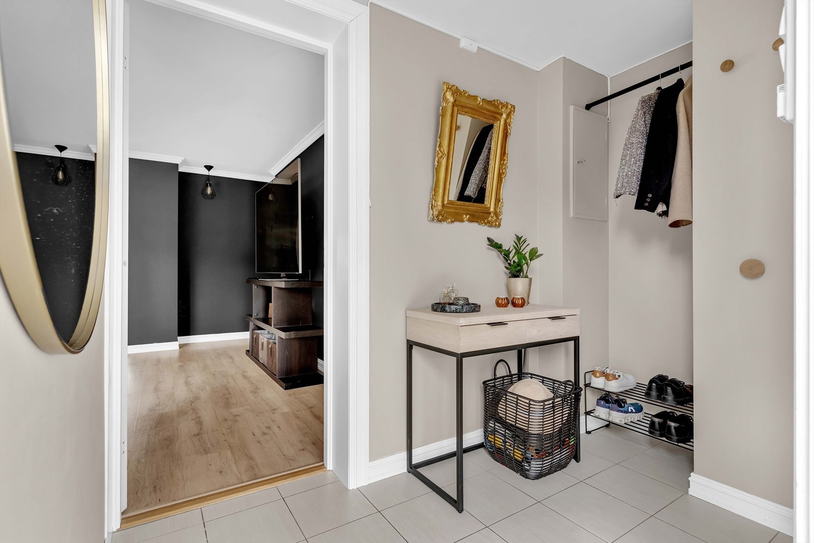 Du ønskes velkommen inn i en romslig og innbydende entré som har rikelig med plass for oppbevaring av yttertøy. Galleribilde