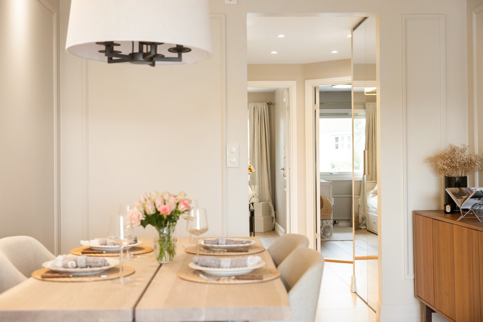 Leiligheten er svært lys og gjennomgående med vinduer på to sider Galleribilde