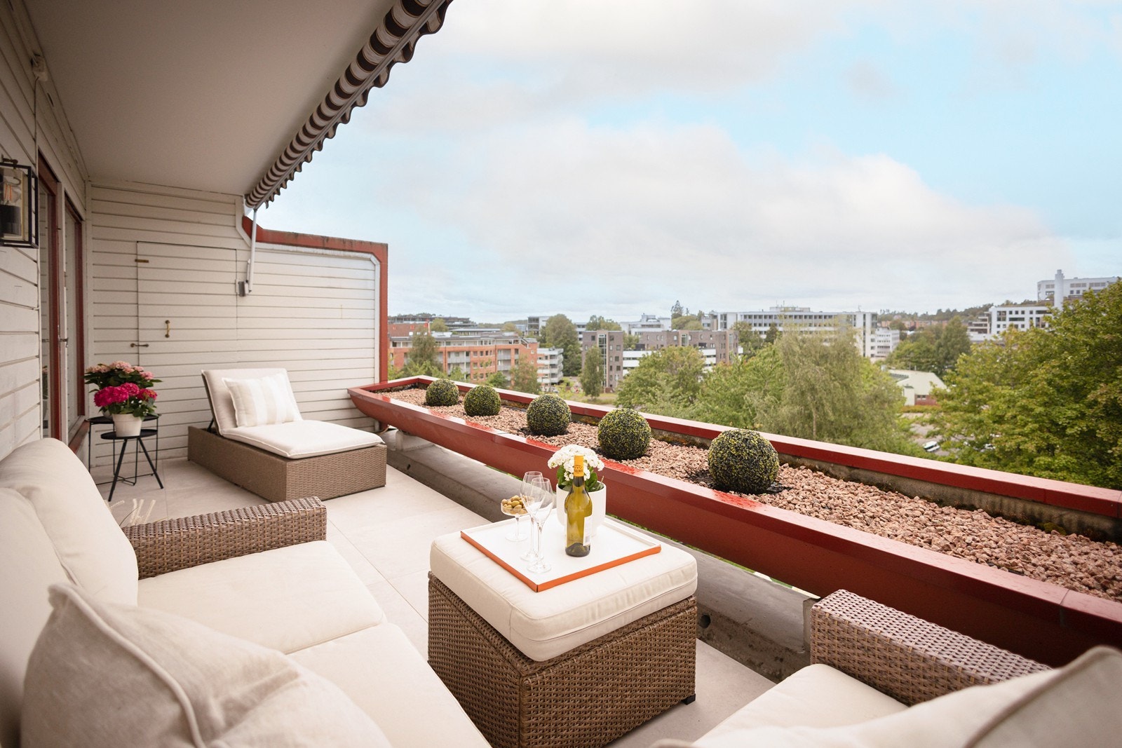 Vestvendt og svært solrik terrasse på ca. 12 m² med ettermiddags- og kveldssol. Flislagt i 2021, skjermet og med utsikt over grønne omgivelser. Galleribilde