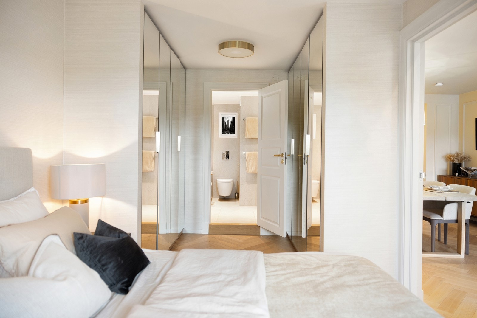 Romslig hovedsoverom med tapet fra eksklusive Thibaut, god plass til garderobe og eget en-suite bad fra 2021 - en luksuriøs og privat sone i leiligheten Galleribilde