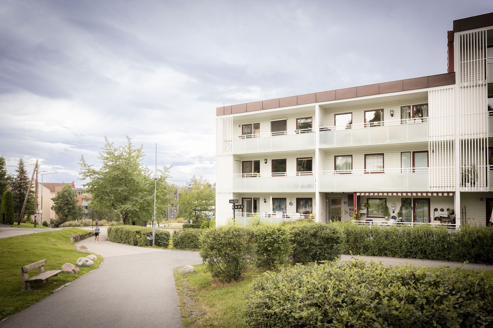 Populære Hoffsgrenda borettslag har store grøntarealer, gangveier og sitteplasser - barnevennlig og rolig, men samtidig sentralt beliggende på Skøyen Terrasse Galleribilde