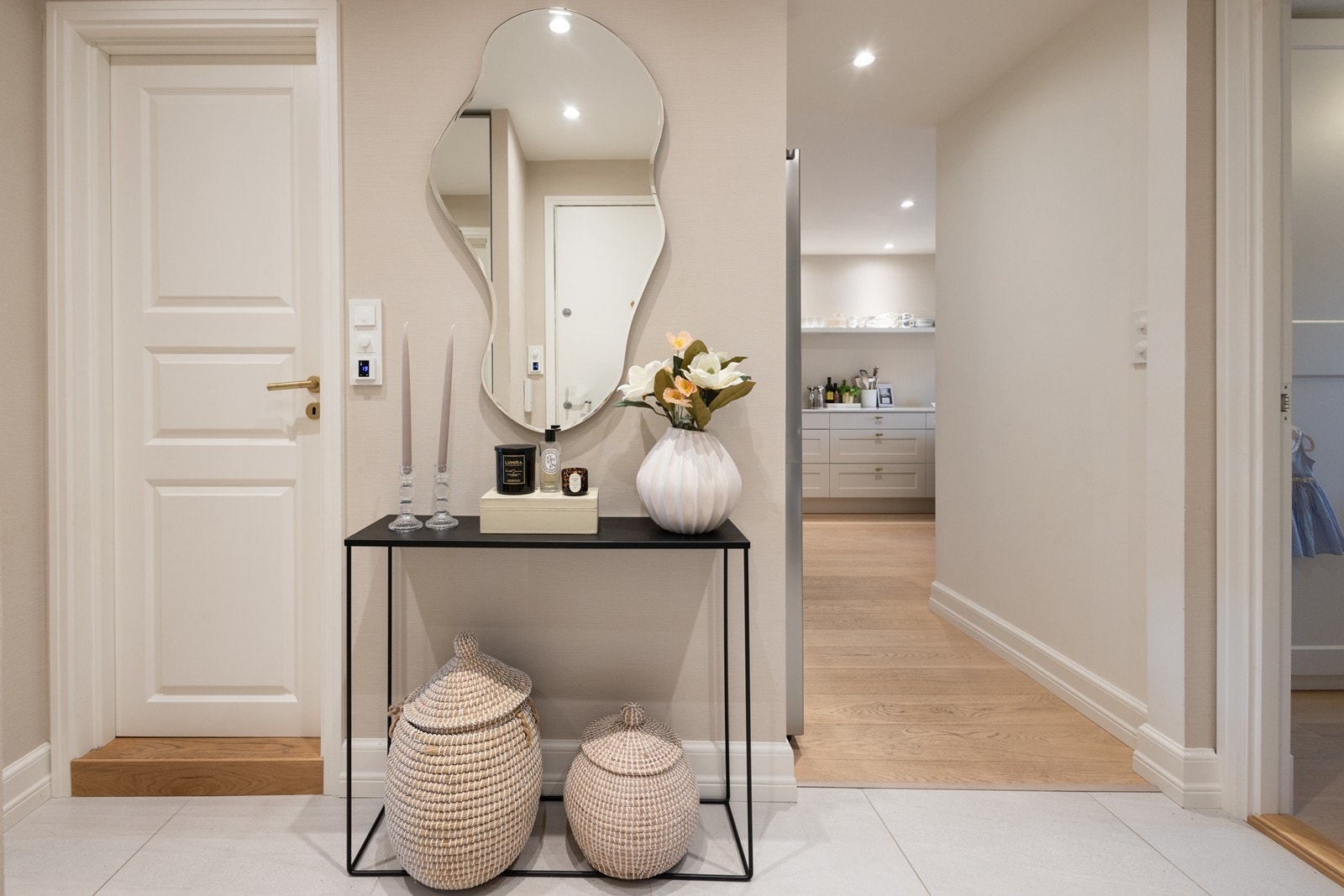 Entre med stor garderobe med speilfronter, store fliser med varmekabler på gulv og direkte adkomst til de fleste rom Galleribilde