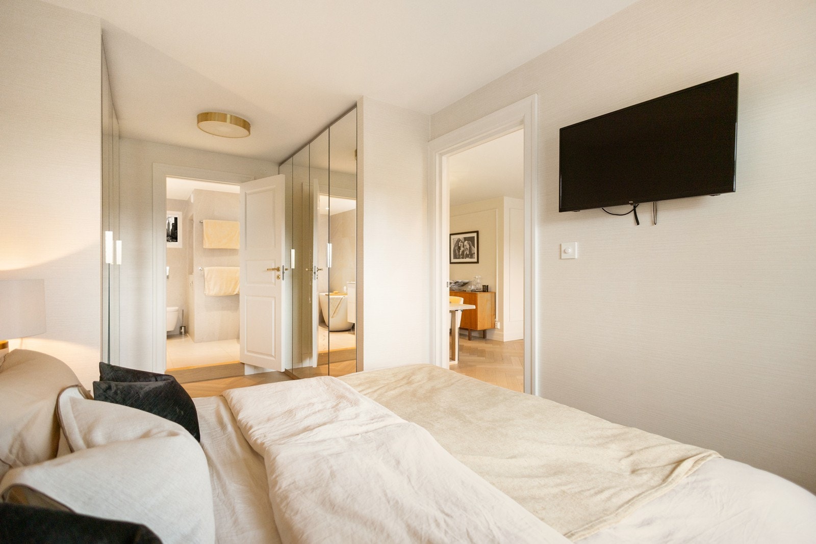 God plass til dobbeltseng og oppbevaring på hovedsoverommet, med integrert gardeerobe som gir et ryddig og stilrent uttrykk Galleribilde