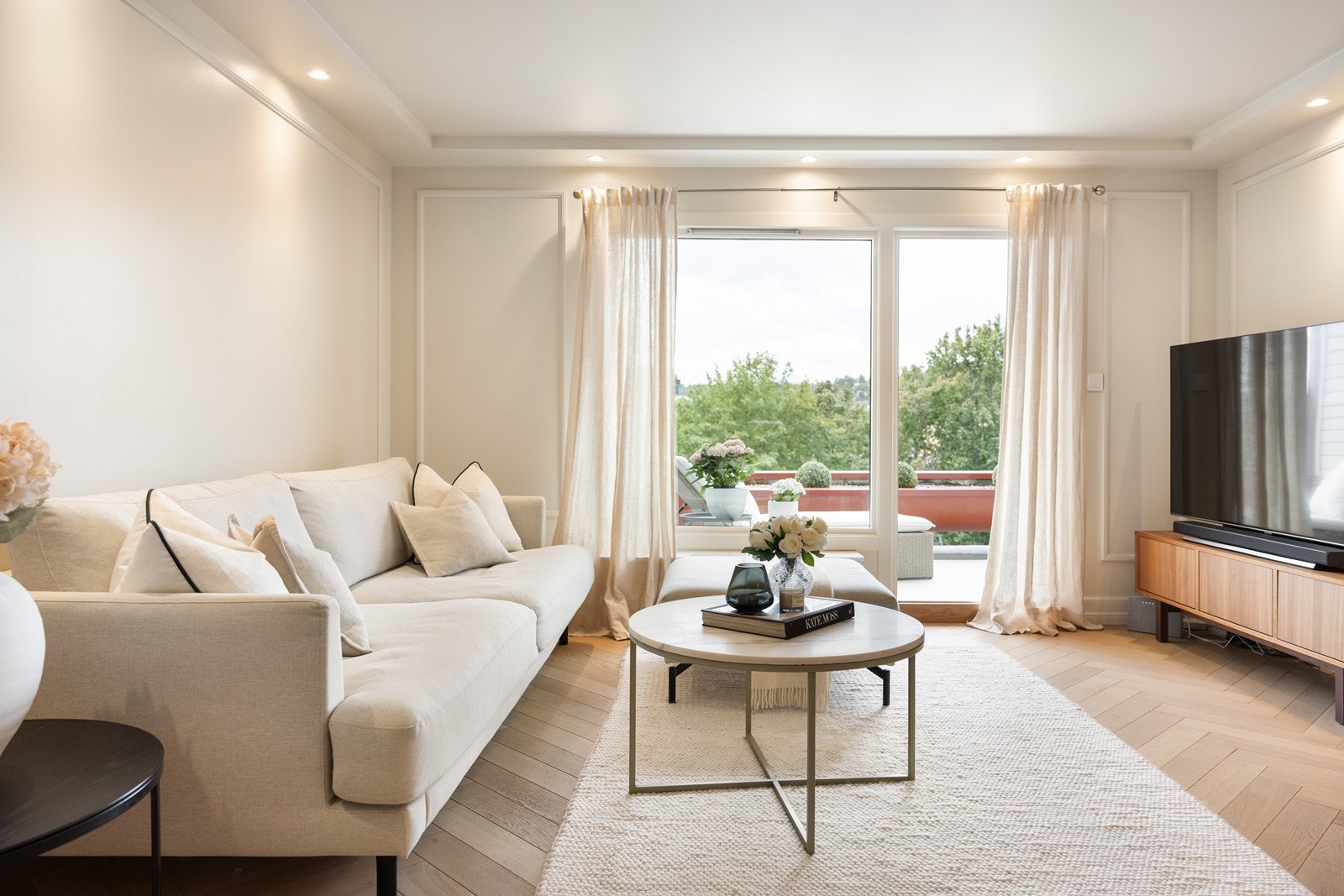 Stuen er svært gjennomført med harmoniske fargevalg, innfelte LED-spotter, påkostede lister og vegger med elegante pyntelister Galleribilde