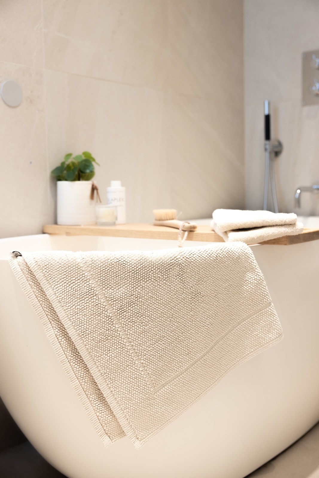 Eksklusivt badekar i støpemarmor med integrert dusj og armatur fra Tapwell Galleribilde