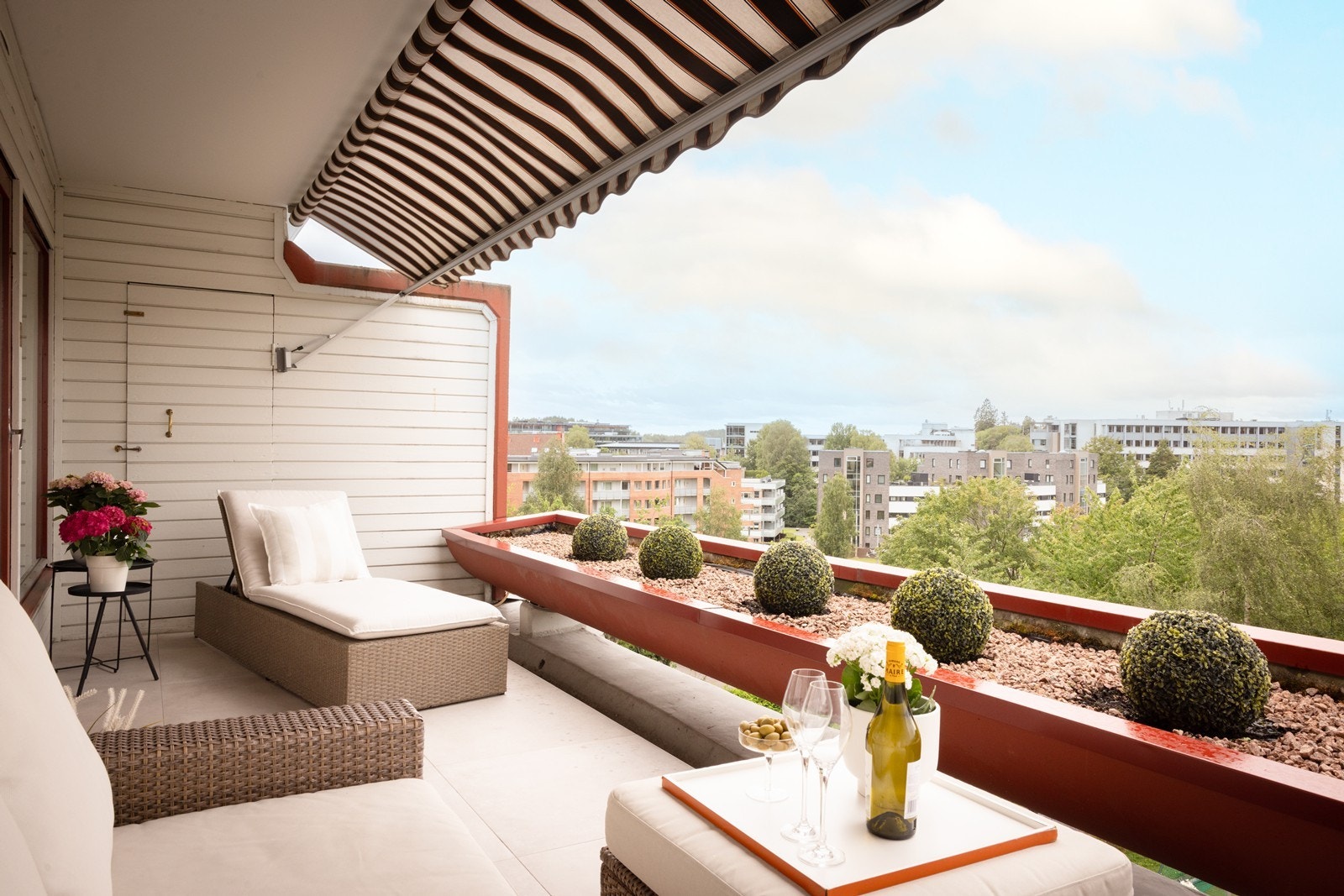 Stor og skjermet vestvendt uteplass med nye 60x60 fliser fra 2021, sol fra tidlig ettermiddag og helt til solnedgang - Her kan du virkelig nyte de varme sommerdagene til det fulle Galleribilde