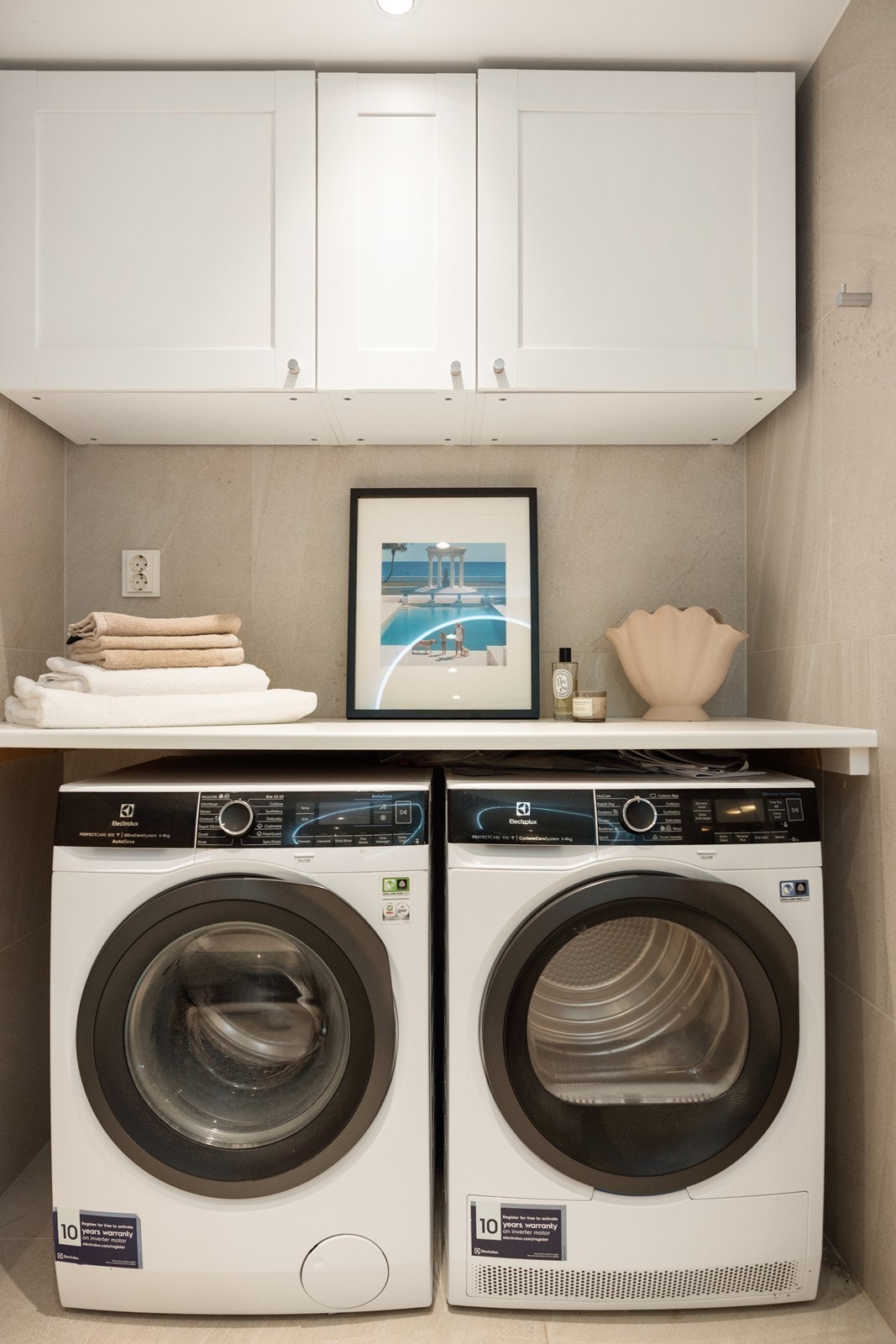 Vaskesone med god plass til både vaskemaskin og tørketrommel - praktisk plassert på hovedbadet med arbeidsbenk og rikelig med skapplass Galleribilde