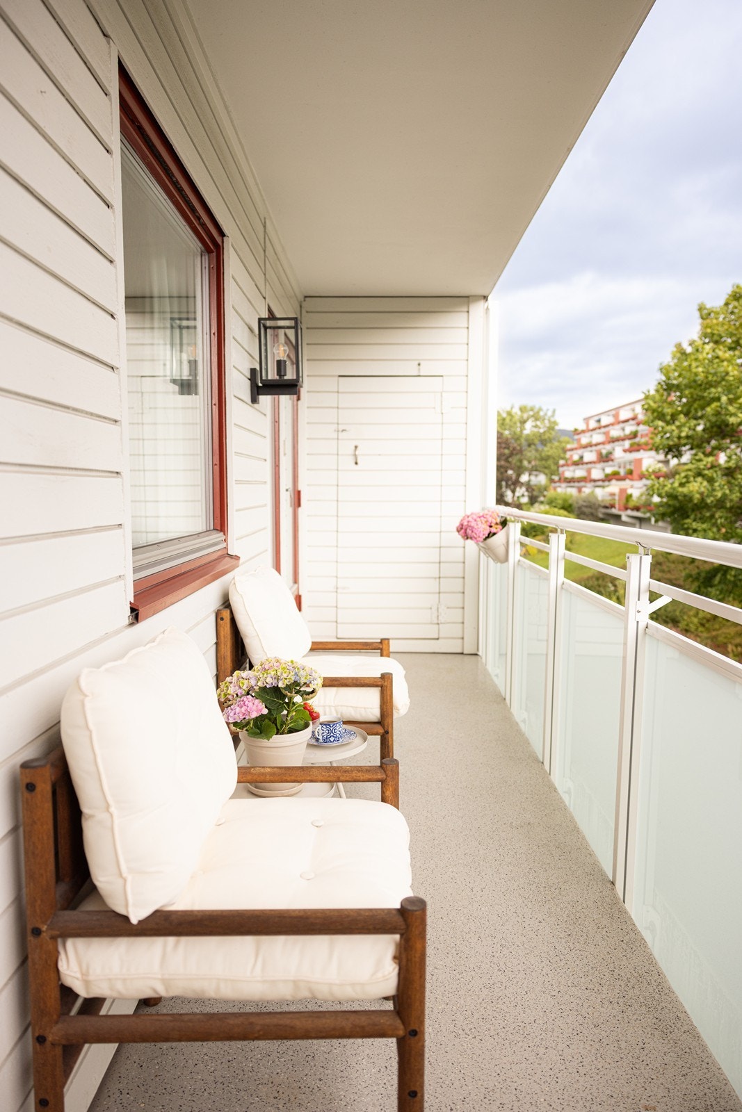 Begge uteplasser har praktiske uteboder Galleribilde