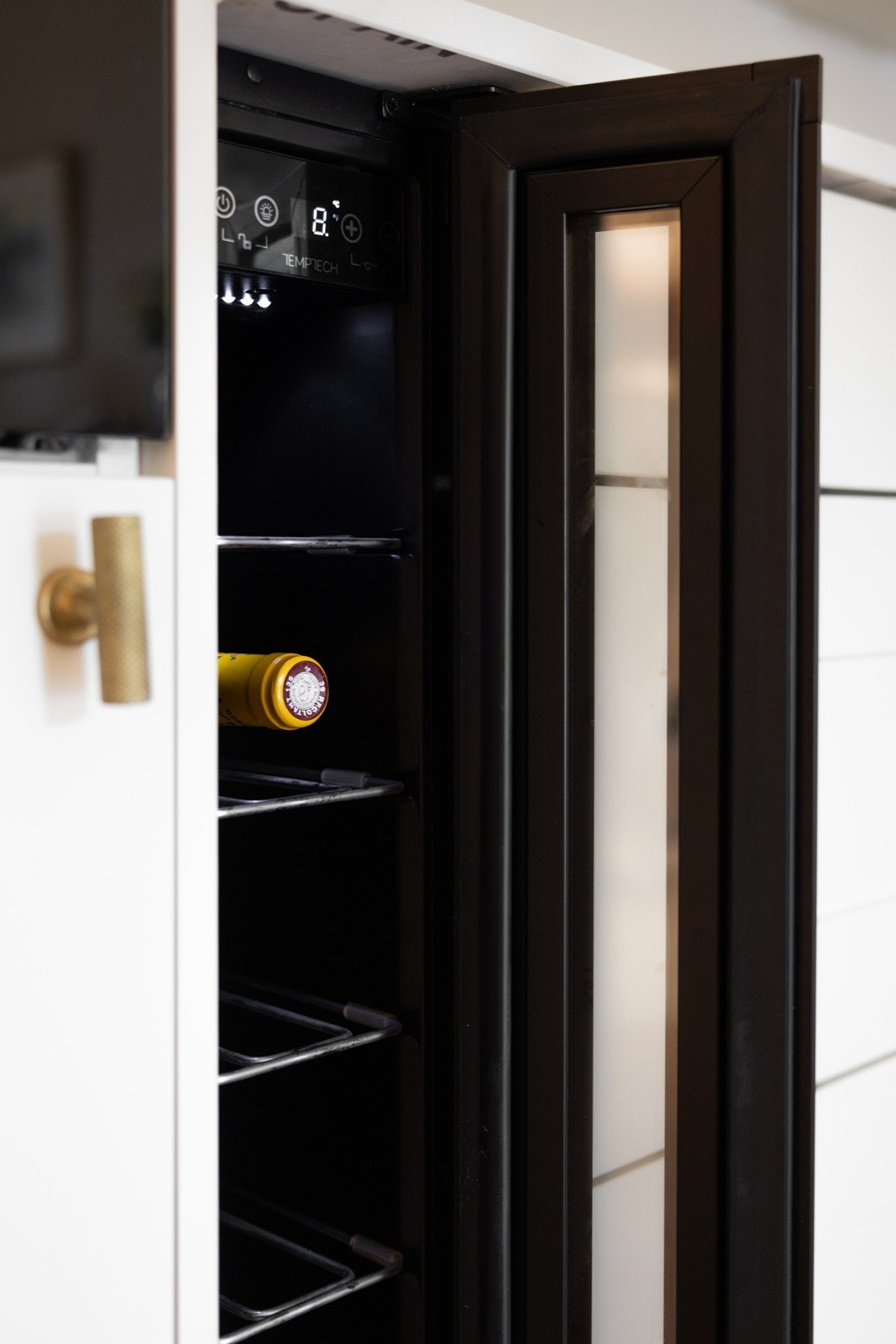 Integrert vinskap medfølger, perfekt plassert i kjøkkensonen for enkel servering og optimal lagringstemperatur Galleribilde