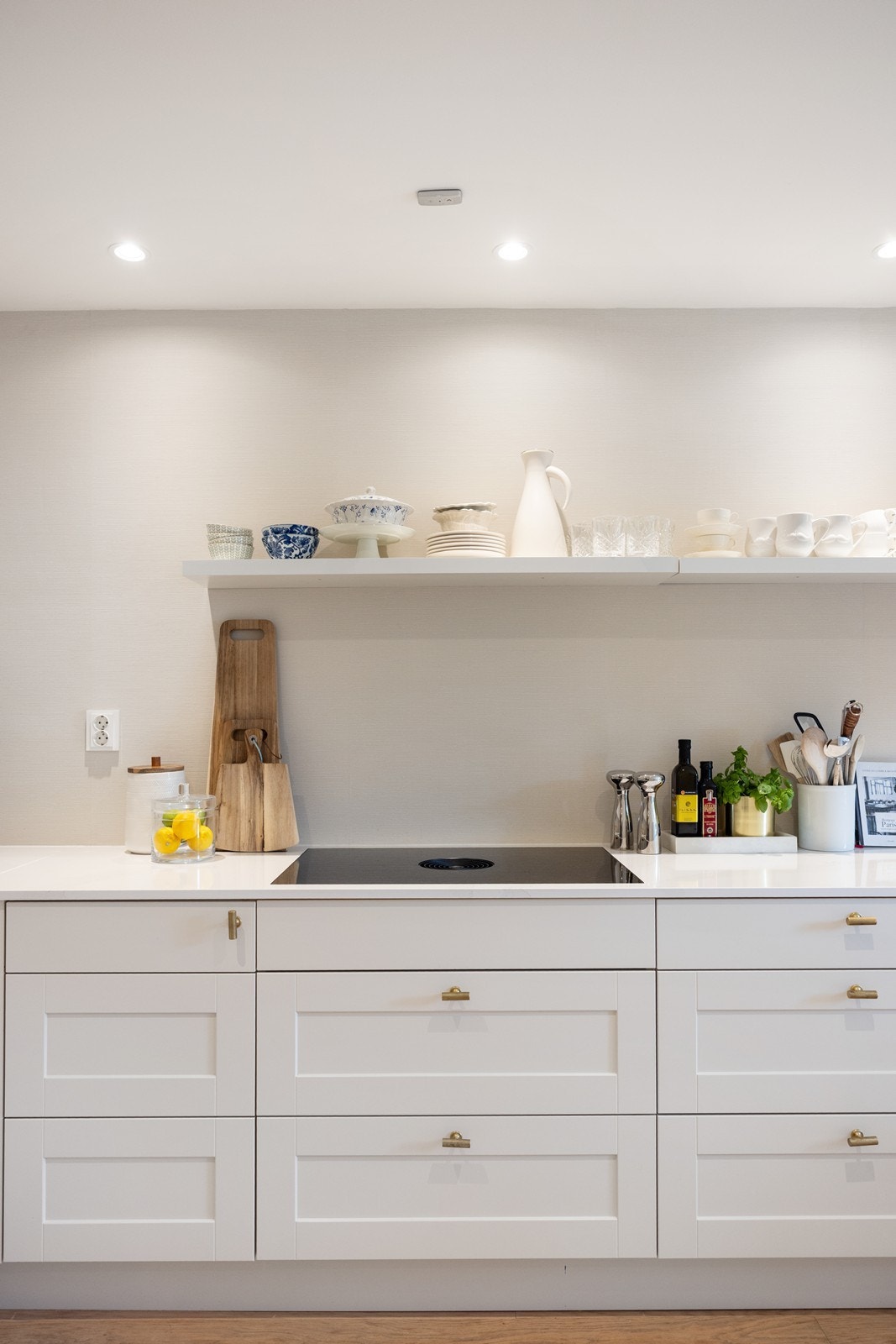 Kjøkkenet har godt med benkeplass og stilren platetopp med integrert vifte fra Bora Galleribilde