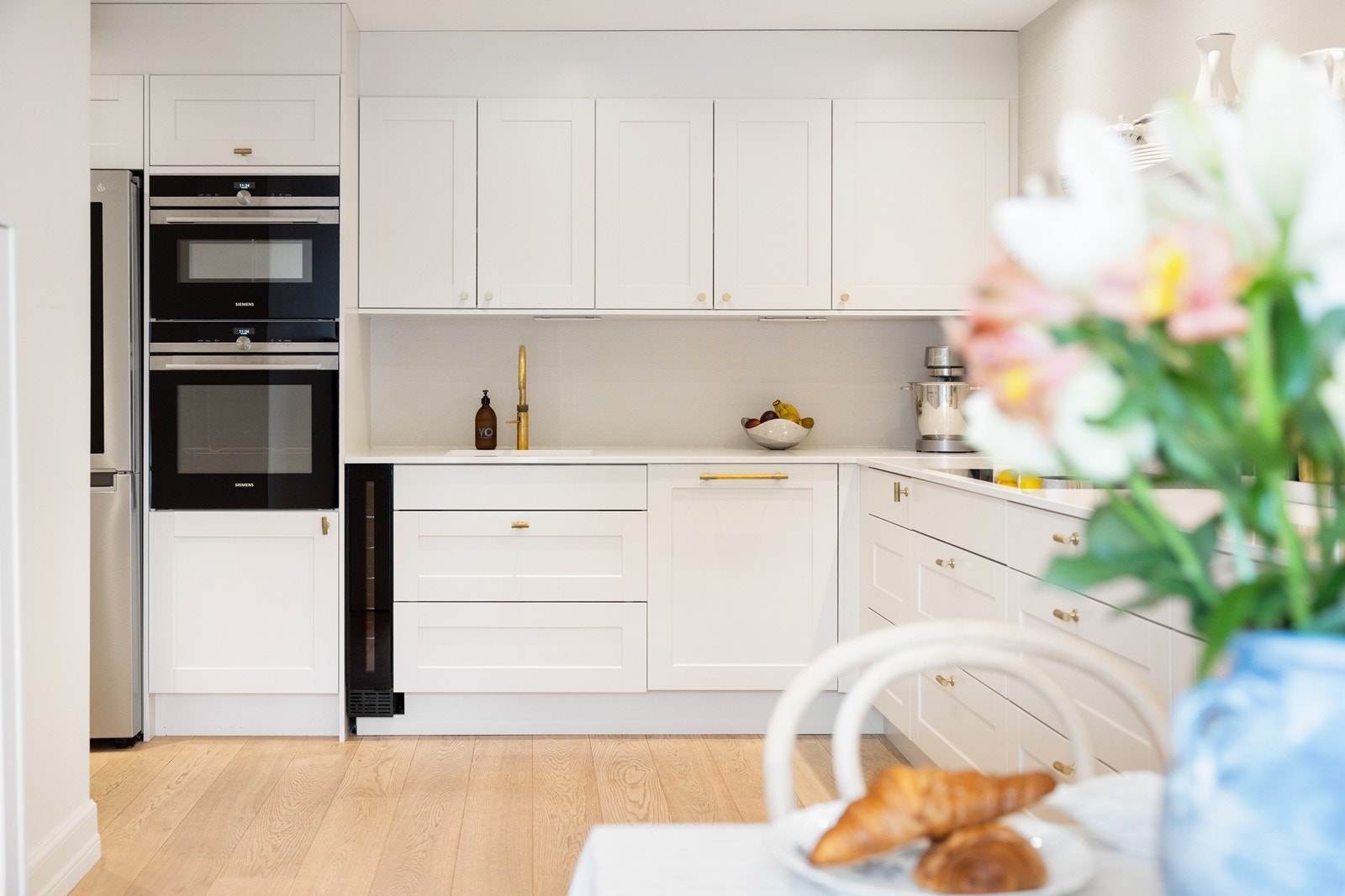 Kjøkkenet er utstyrt med både integrert kombiovn og stekeovn, samt oppvaskmaskin fra Siemens Galleribilde