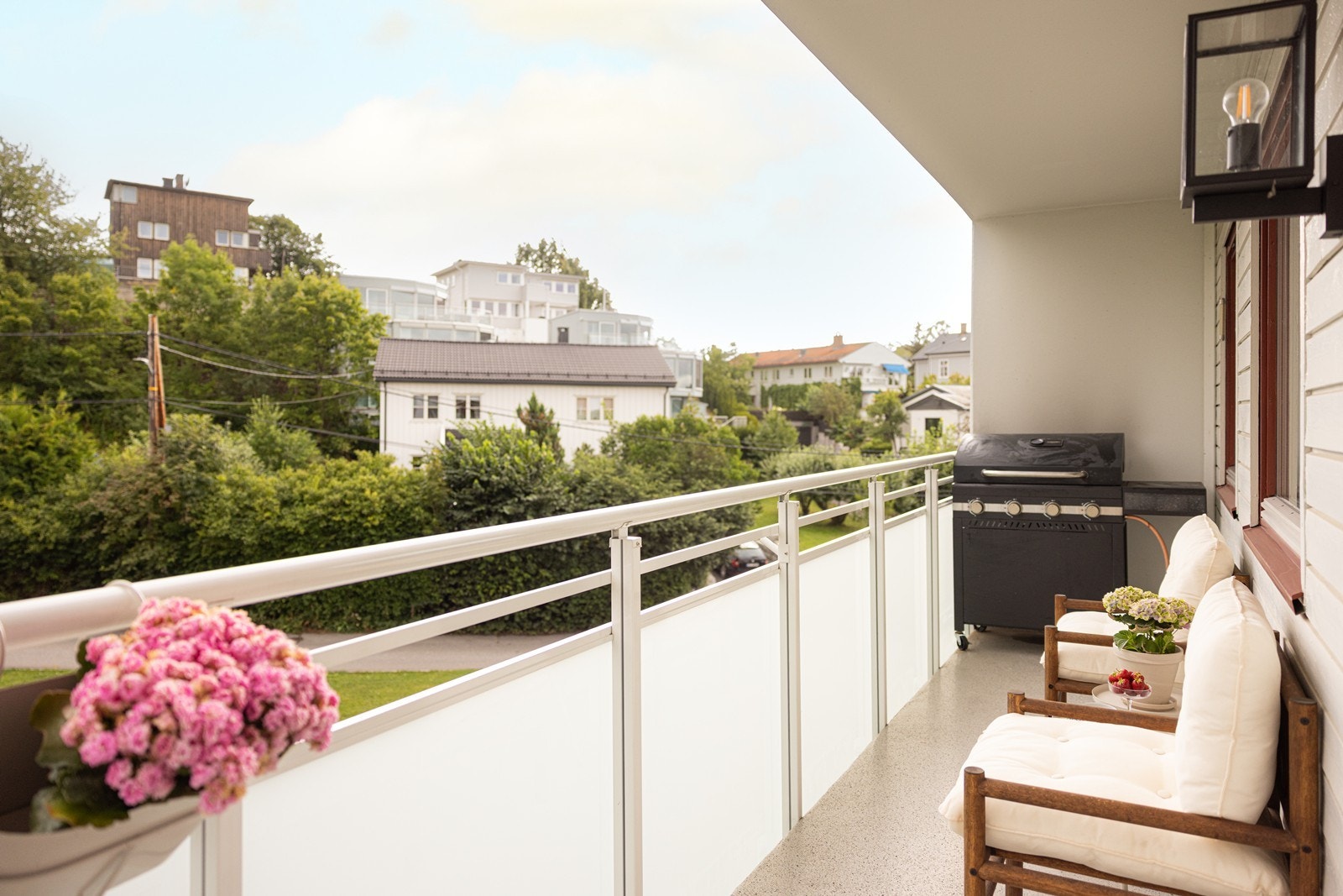 Romslig og solrik østvendt balkong på ca. 9 kvm, med plass til sittegruppe, grill og blomster - perfekt for både morgenkaffe og sene sommerkvelder Galleribilde