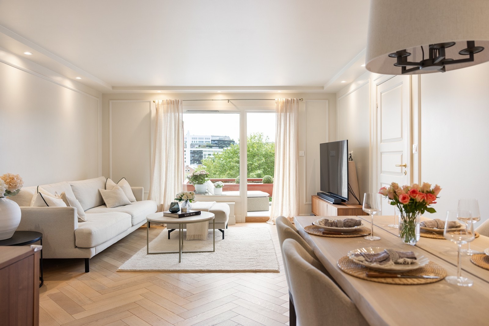 Åpen stue- og spisestueløsning med god plass for både hverdagsliv og gjester Galleribilde