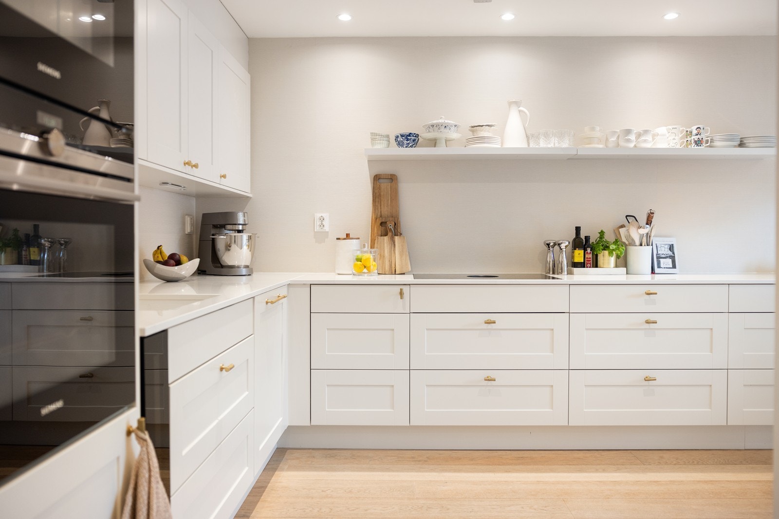 Kjøkken med skuffer og skap utstyrt med eksklusive håndtak fra Armac Martin, som tilfører en elegant og luksuriøs finish Galleribilde