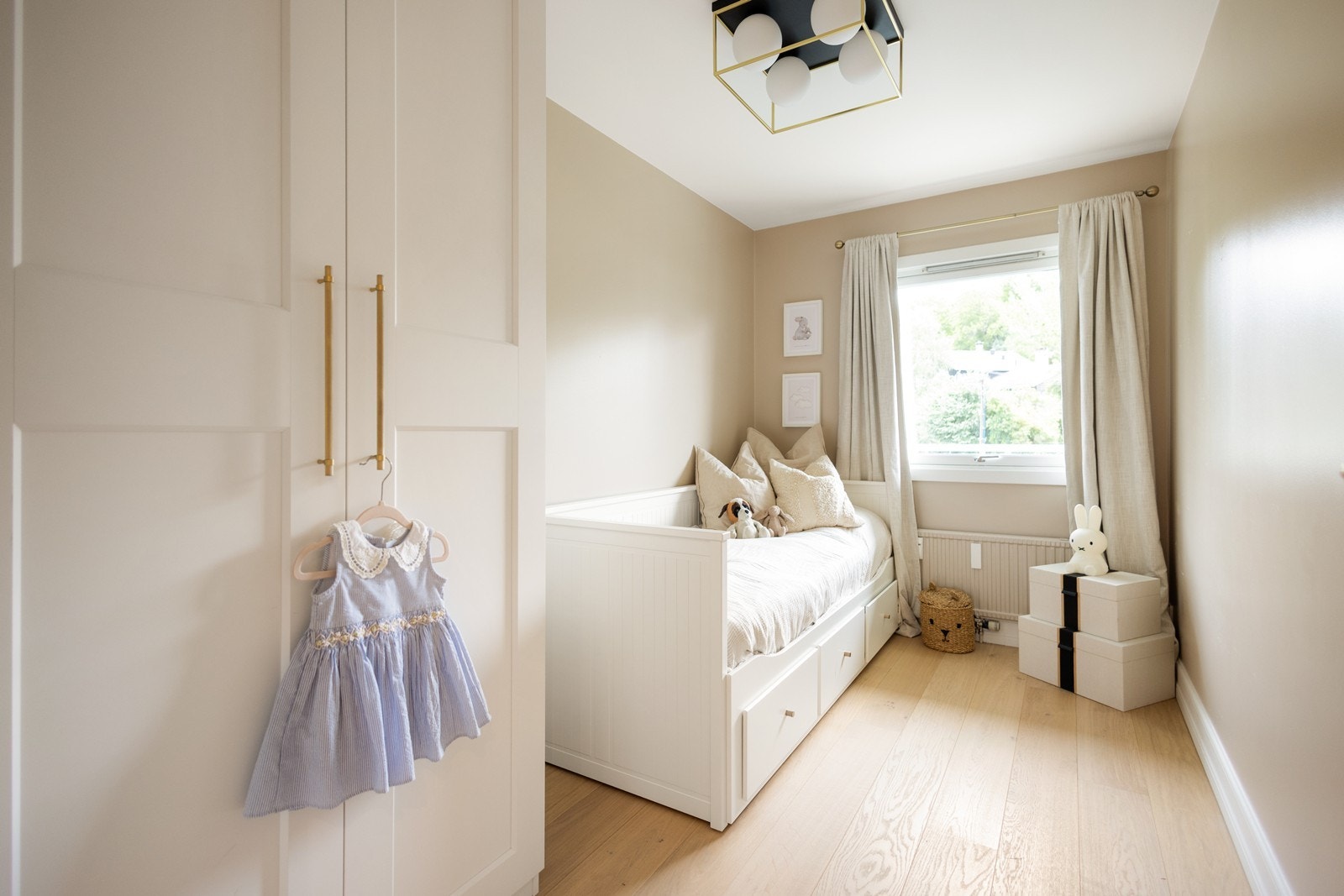 Moderne barnerom med god plassutnyttelse og kvalitetsgarderobe - ideelt som soverom, kontor eller gjesterom Galleribilde