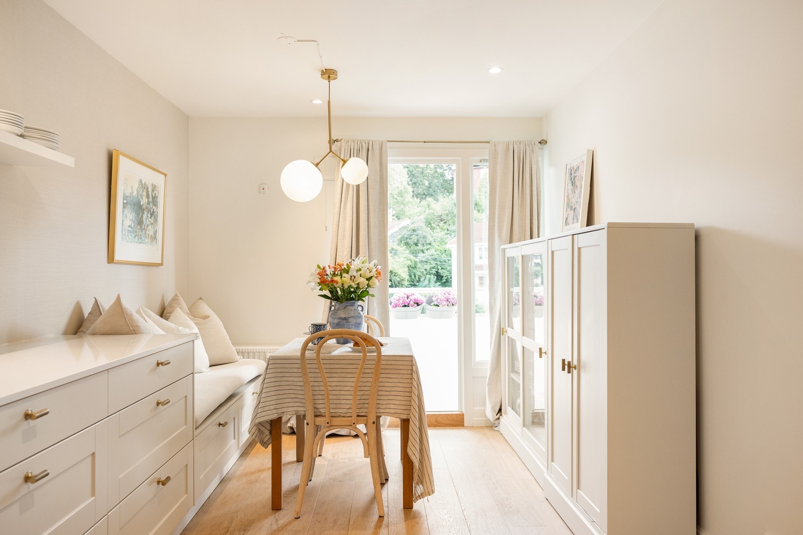 Stort og påkostet Huseby-kjøkken fra 2021 med benkeplate i Silestone Eternal Calacatta Gold , Bora-koketopp med integrert vifte, Quooker i aldret messing og utgang til østvendt balkong på ca. 9 m² med morgensol Galleribilde