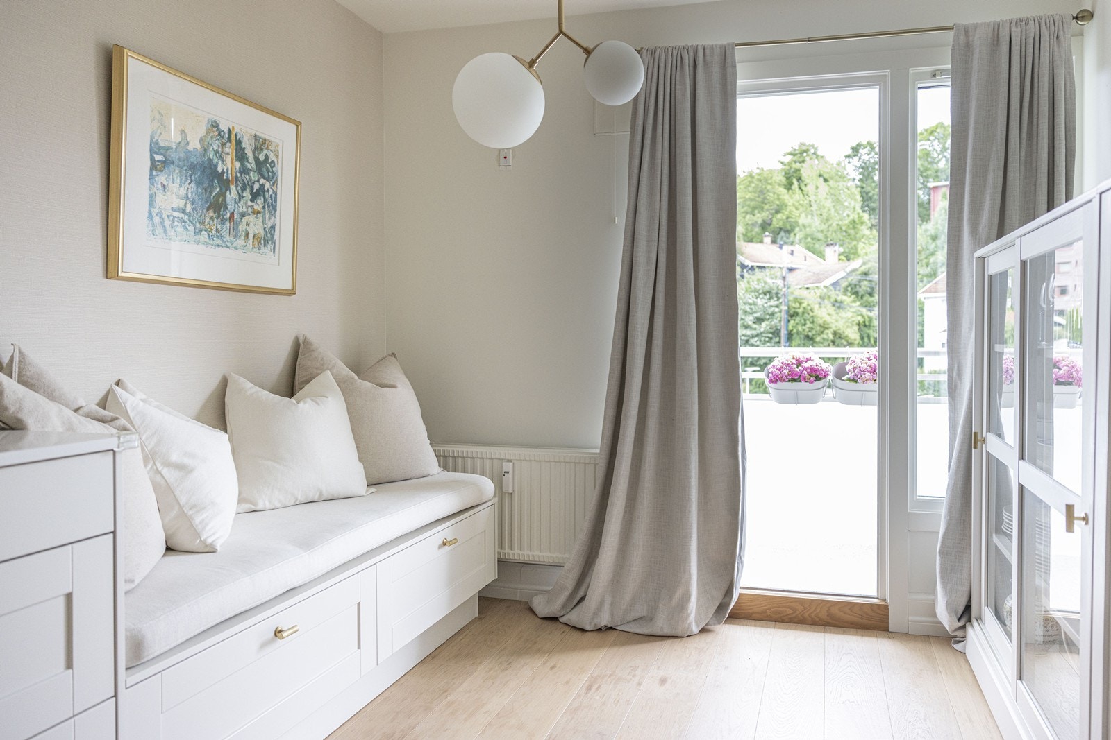 Spesialtilpasset sittebenk på kjøkkenet med smart oppbevaring, rett ved utgangen til østvendt balkong på ca. 9 m² hvor du kan nyte morgensolen Galleribilde