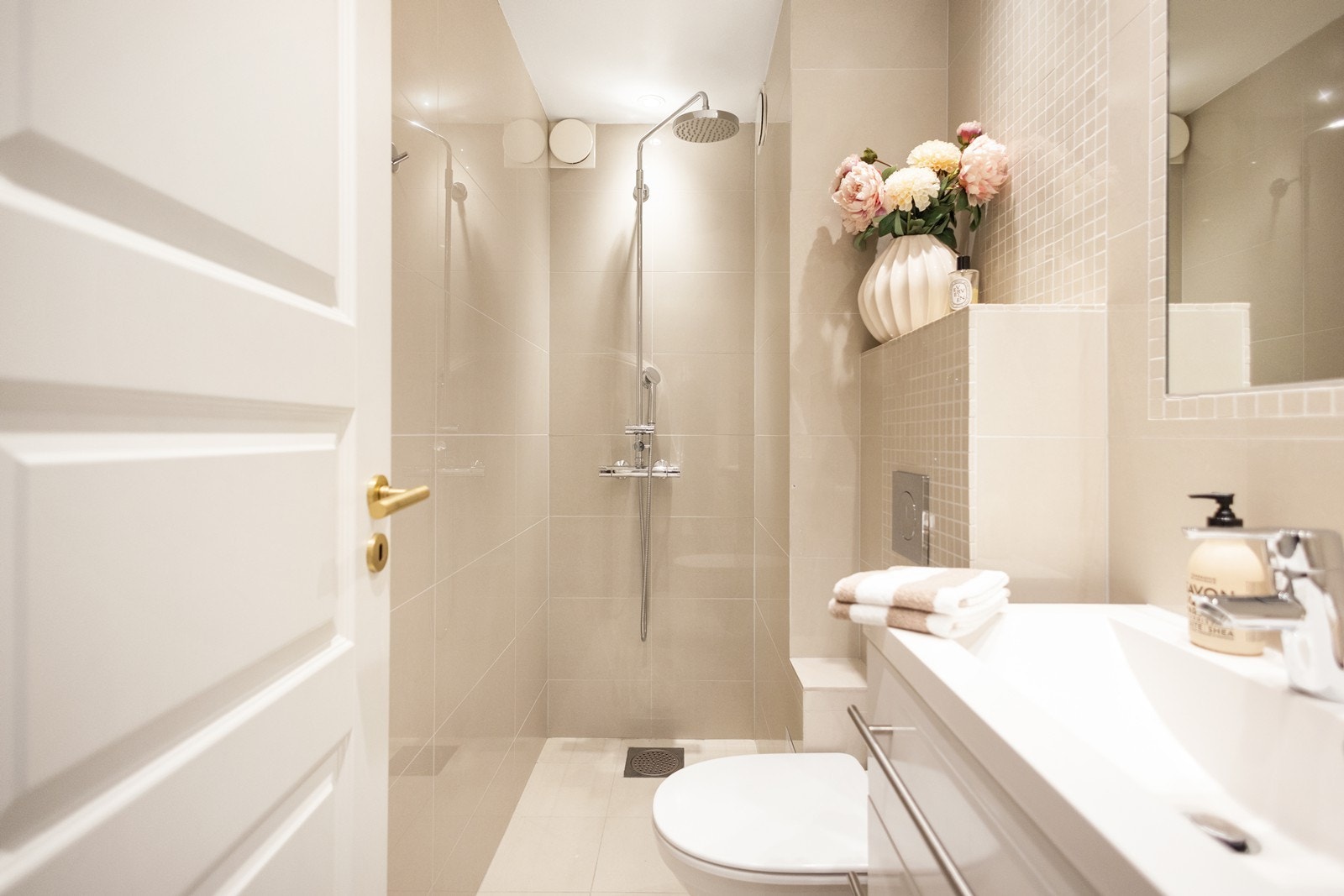 Eget gjestebad fra 2014 med dusj og varmekabler Galleribilde