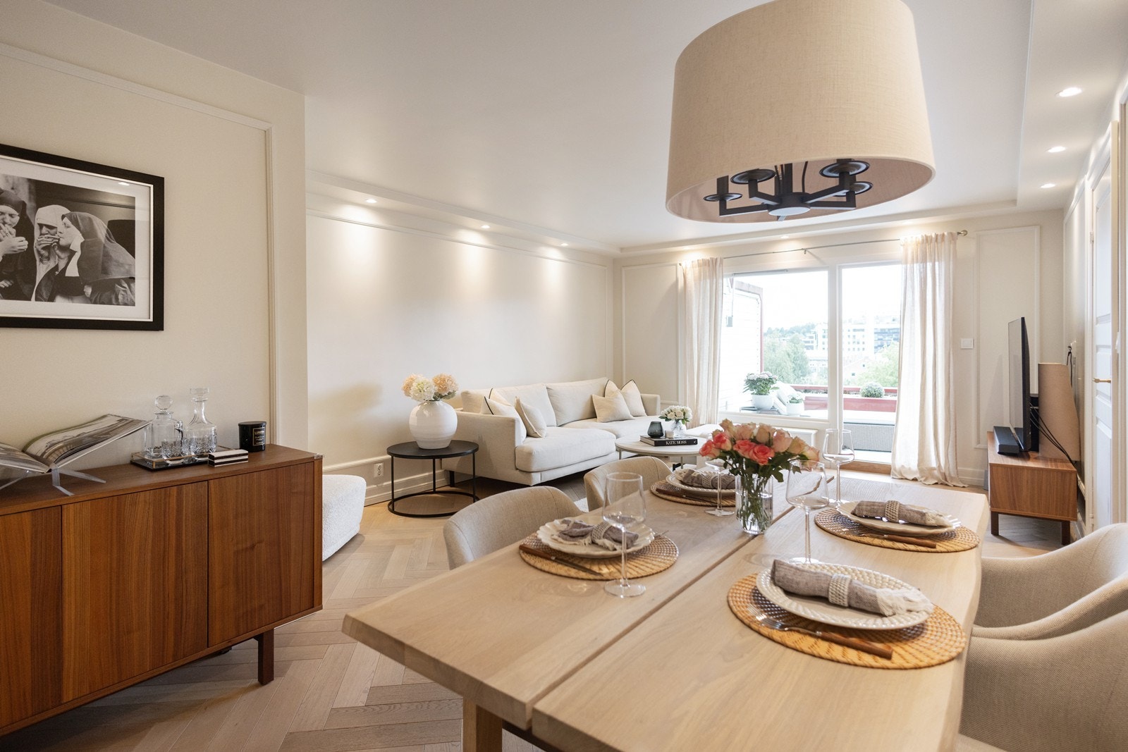 Alle gulv er oppgradert med heltre lamellgulv fra Hakwood, med elegant fiskebensparkett i nest høyeste kvalitetssortering i stue og hovedsoverom, og enstavs parkett fra Flotte Gulv på kjøkken og øvrige soverom - alle hellimt for stabilitet og varighet Galleribilde