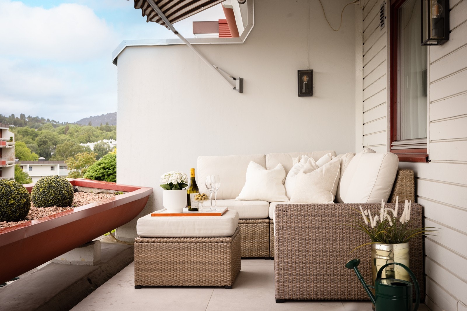 God plass til skjermet og innbydende sofagruppe - Utelampene på begge terrasser er nye i 2021 Galleribilde