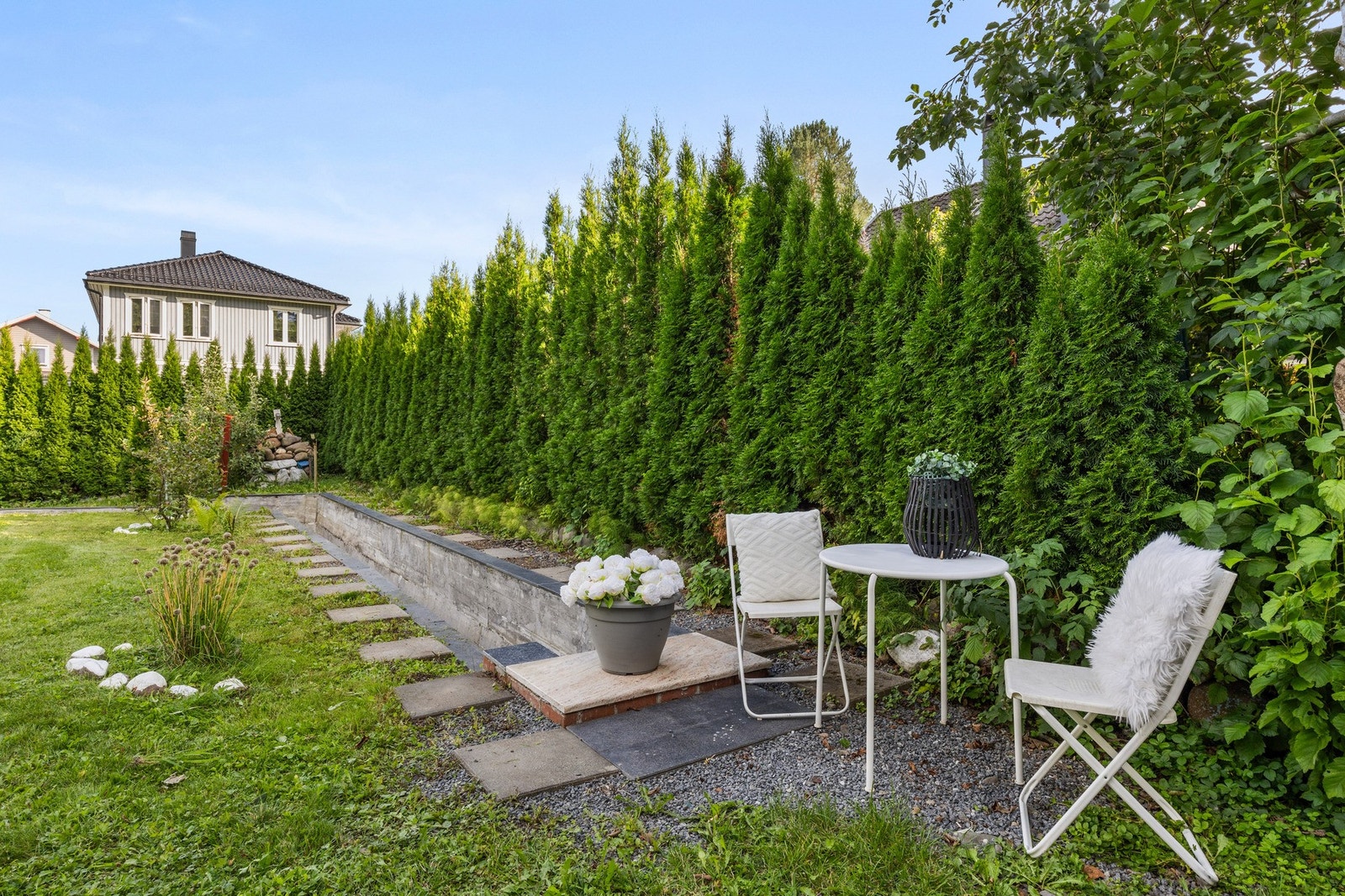 Fra eiendommen har du en hyggelig sittegruppe med adkomst via en liten sti. Galleribilde