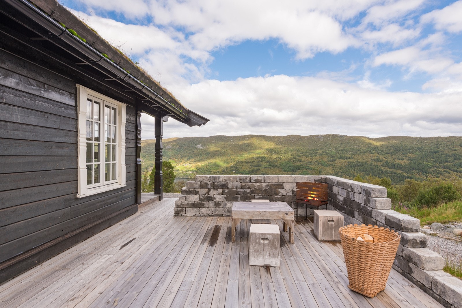 Innbydende uteområde med solrik terrasse og stemningsfull bålpanne - et ideelt sted for å nyte lange kvelder under åpen himmel, omgitt av naturens ro. Galleribilde