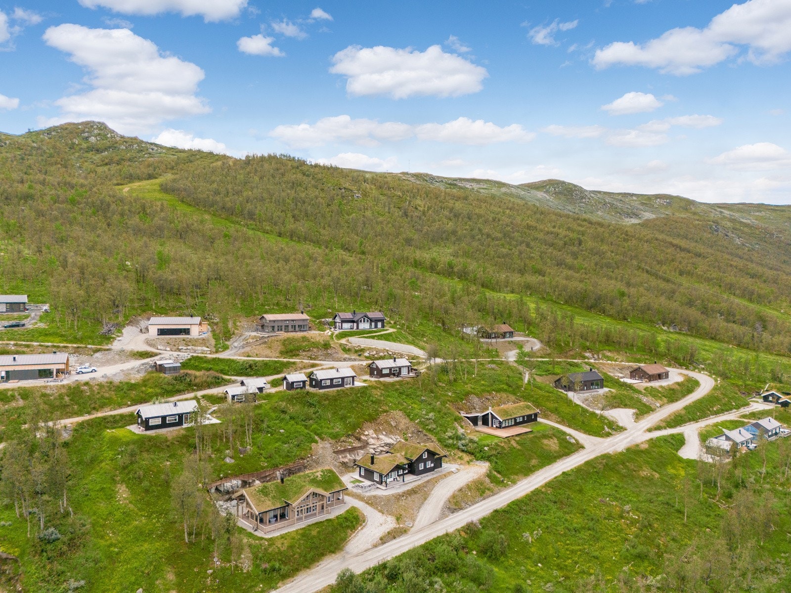 Beliggende høyt i Hallingskarvet Fjellgrend. Tett på både alpint, langrenn og turstier. Halletjønn som man speider i bakgrunnen er vel verdt et besøk, her finner man en herlig sandstrand. Galleribilde