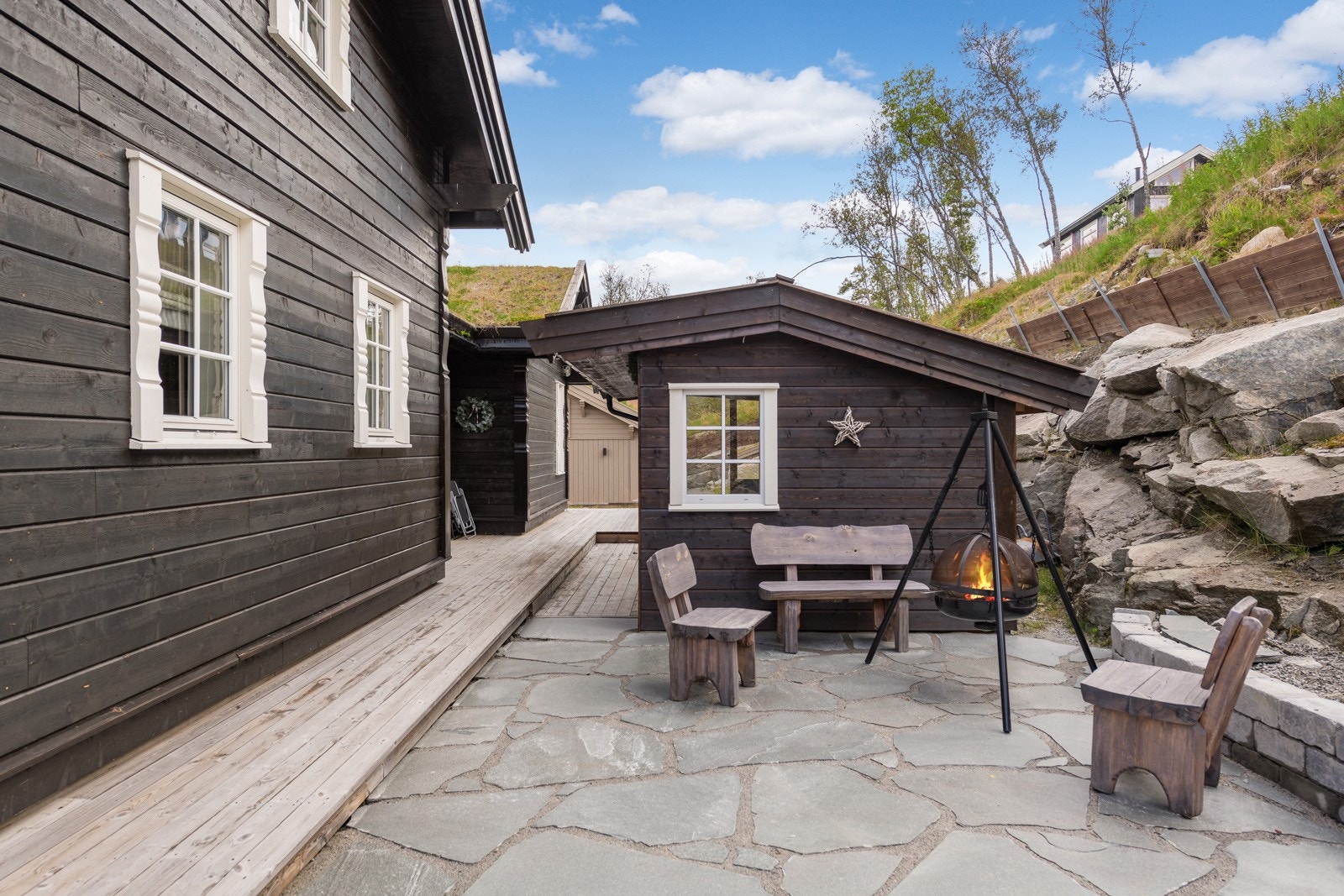 Herlig utestue og hellelagt uteområdet. Galleribilde